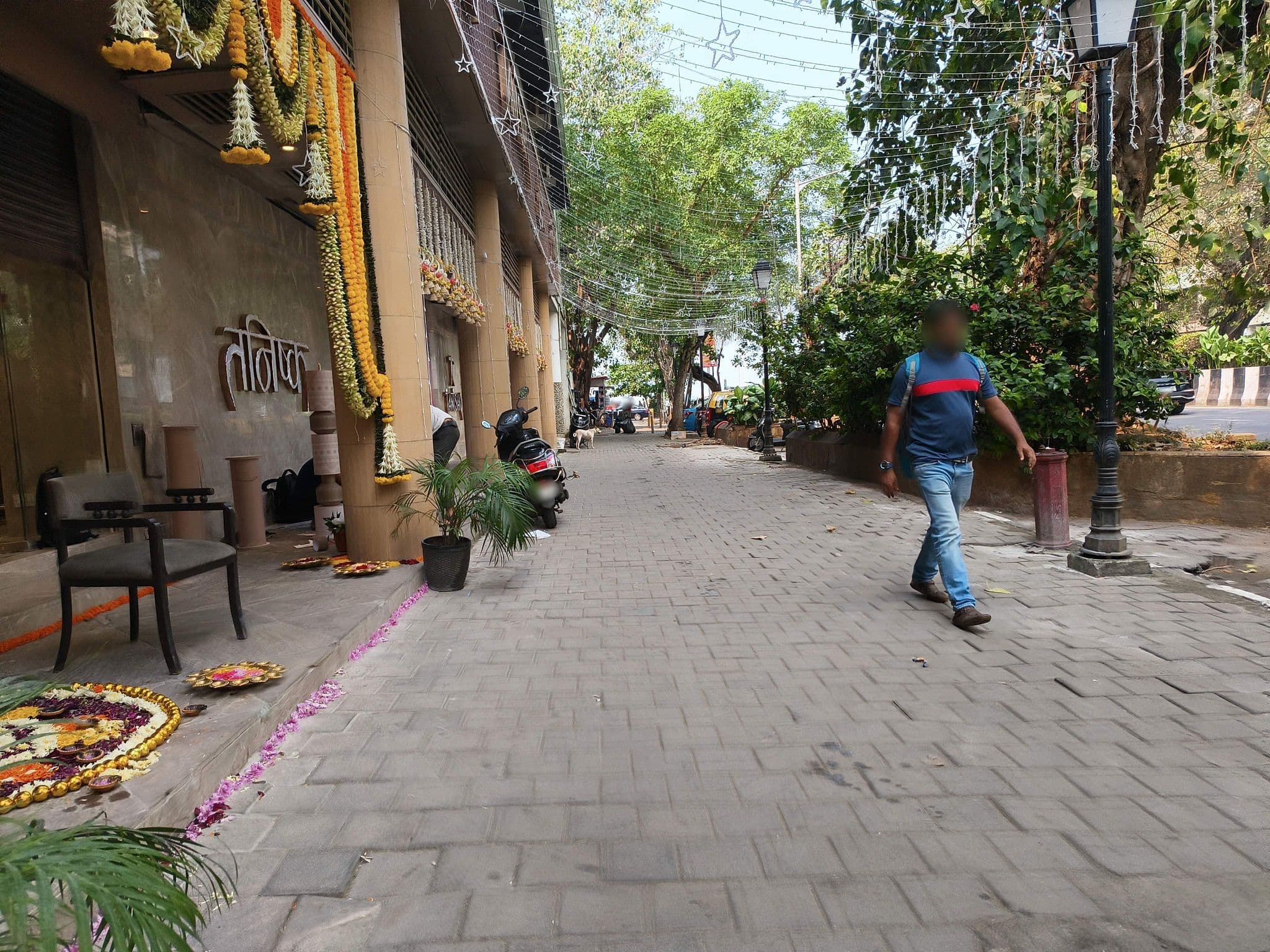 Street view near The Ambassador, Marine Drive, Mumbai, Kegaon — © WPStan (CC BY-SA · Mapillary)