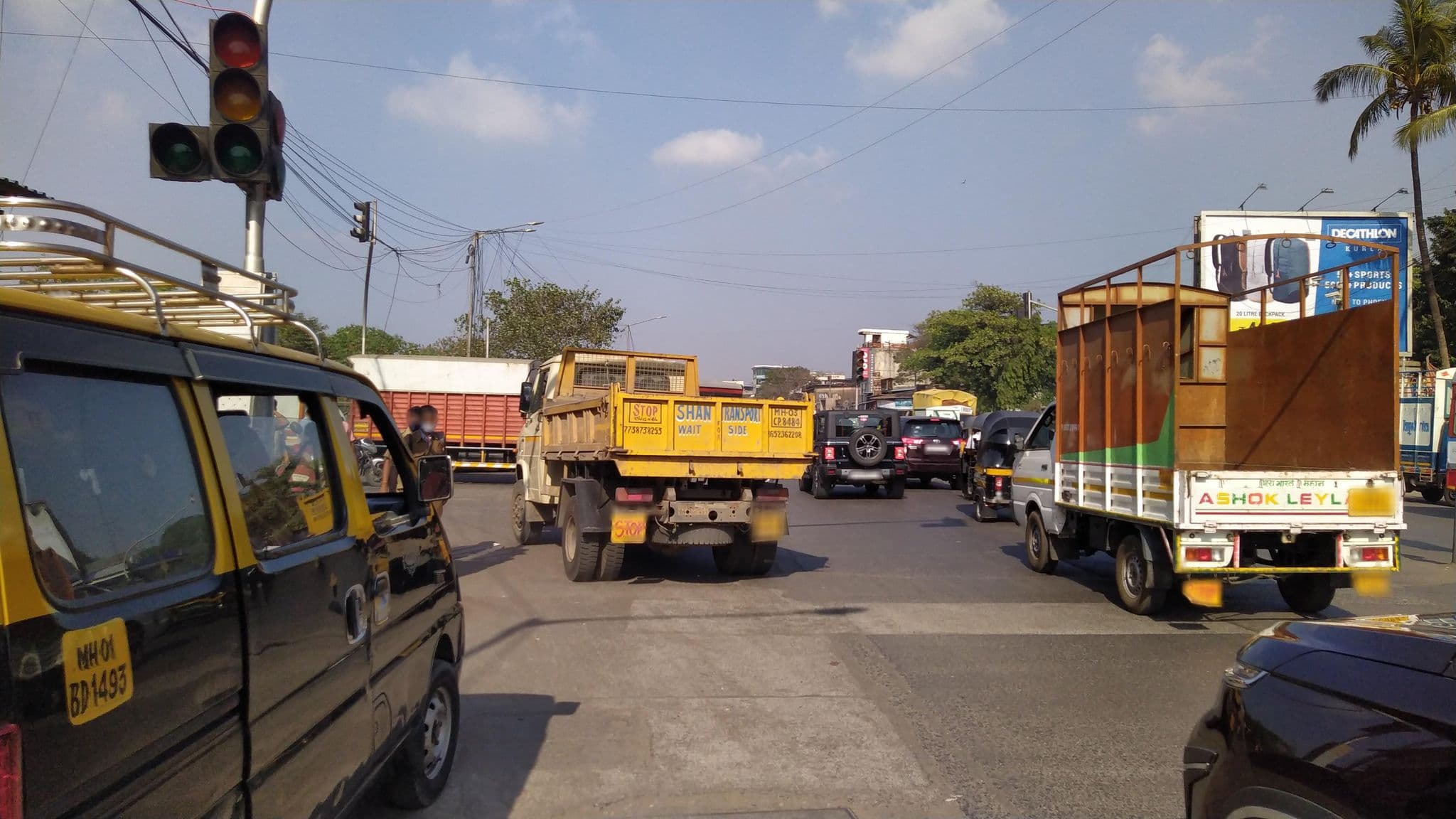 Street view near Hotel Kamran Residency, Mumbai — © Ronnie114 (CC BY-SA · Mapillary)