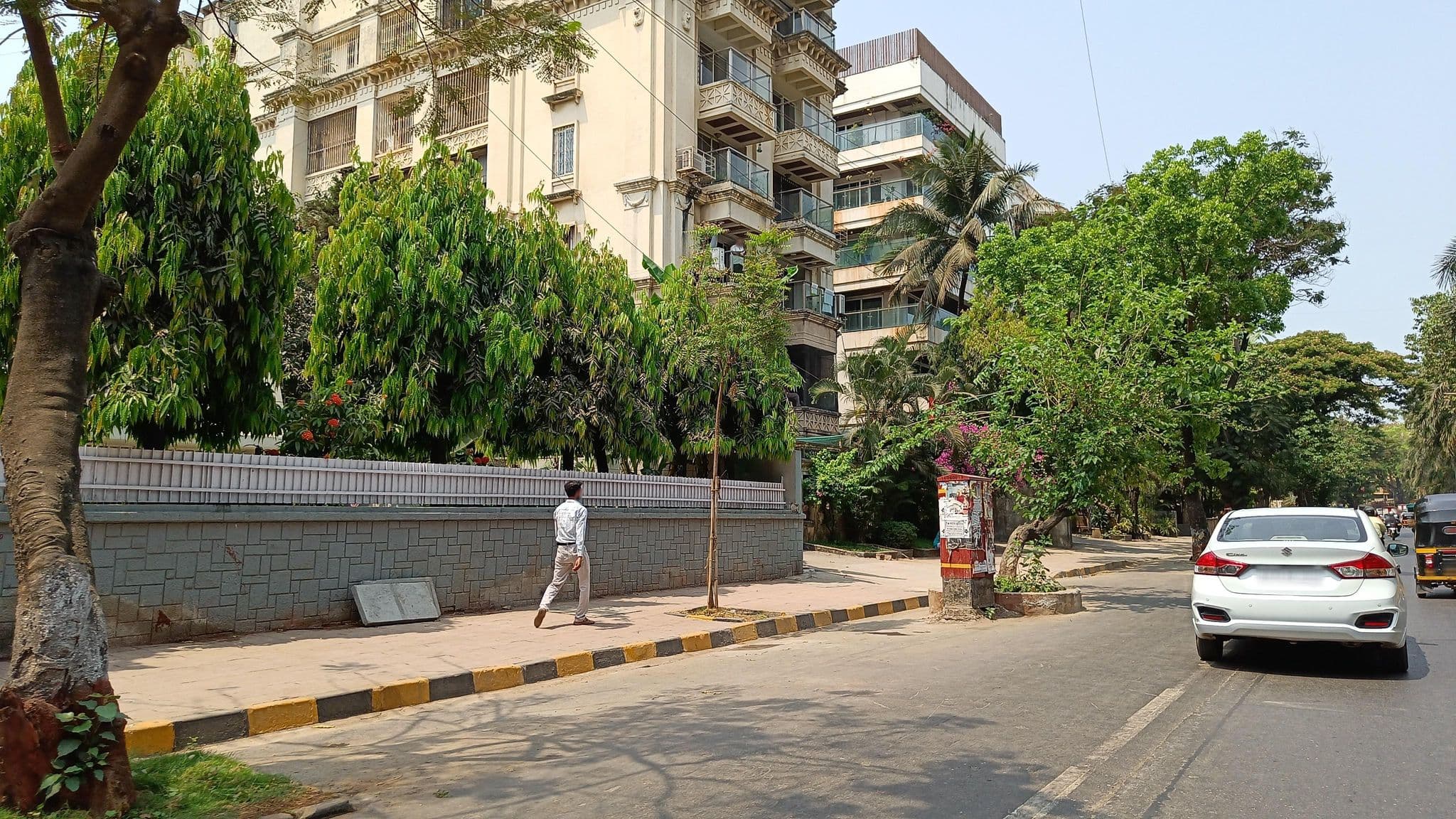 Street view near Bharat Hotel Tea House, Mumbai — © varunbhakhri (CC BY-SA · Mapillary)