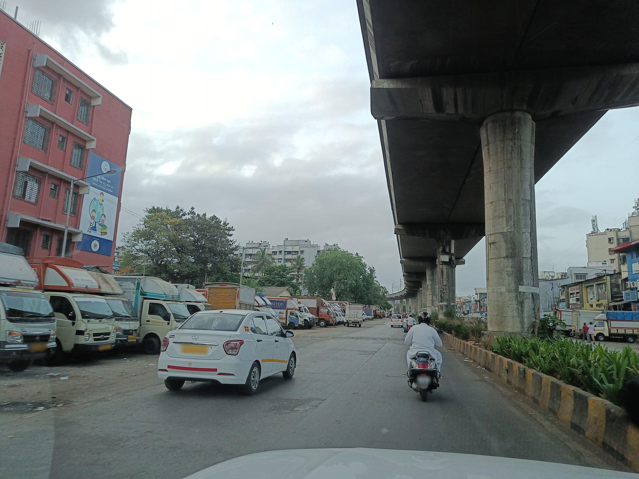 Street view near Abza Dormitory, Powai — © varunbhakhri (CC BY-SA · Mapillary)