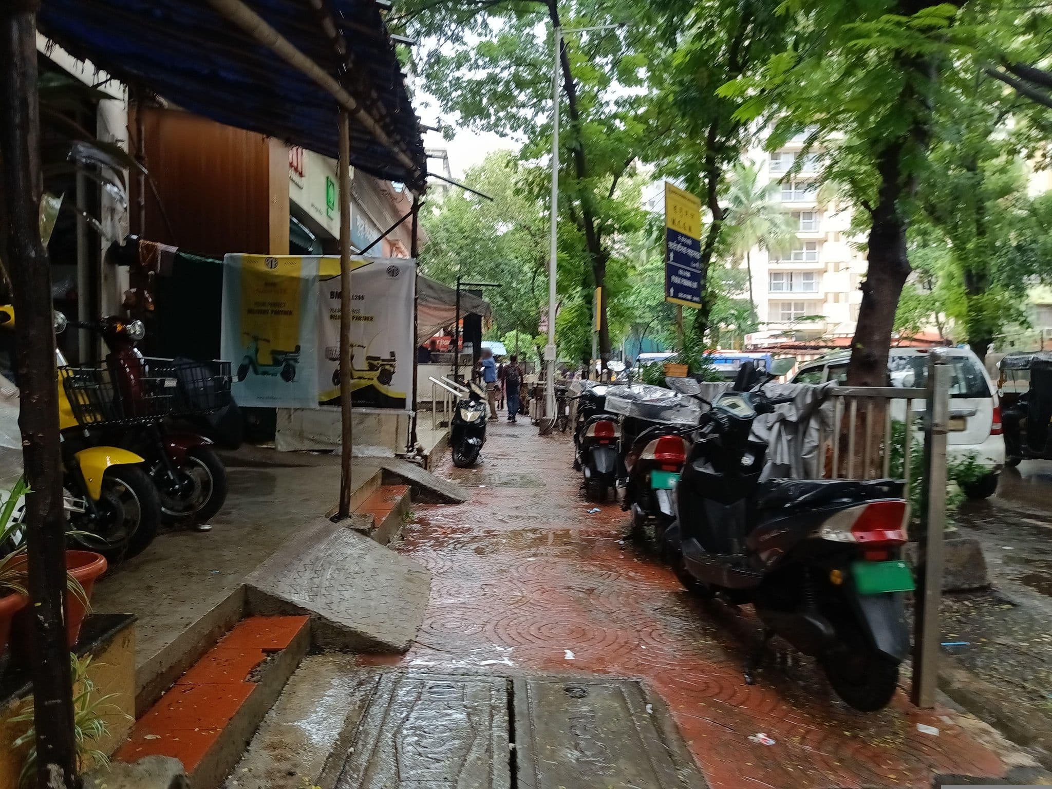 Street view near Bombay Bites, Thāne — © WPStan (CC BY-SA · Mapillary)