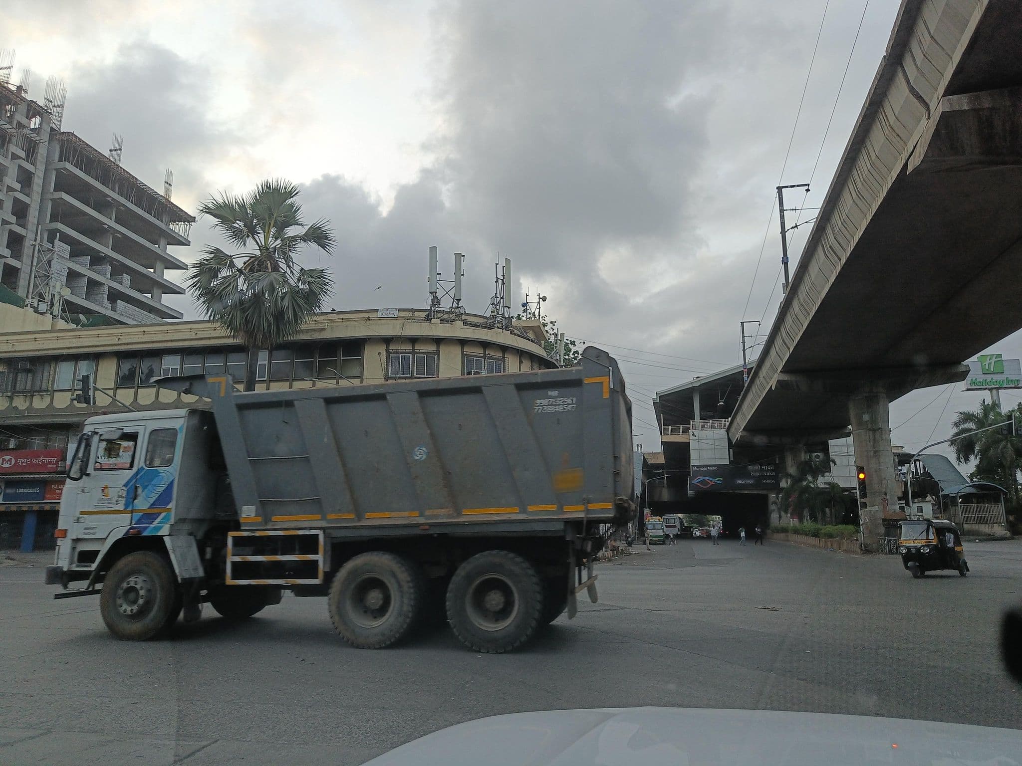 Street view near Mumbai Metro The Executive Hotel, Powai — © varunbhakhri (CC BY-SA · Mapillary)