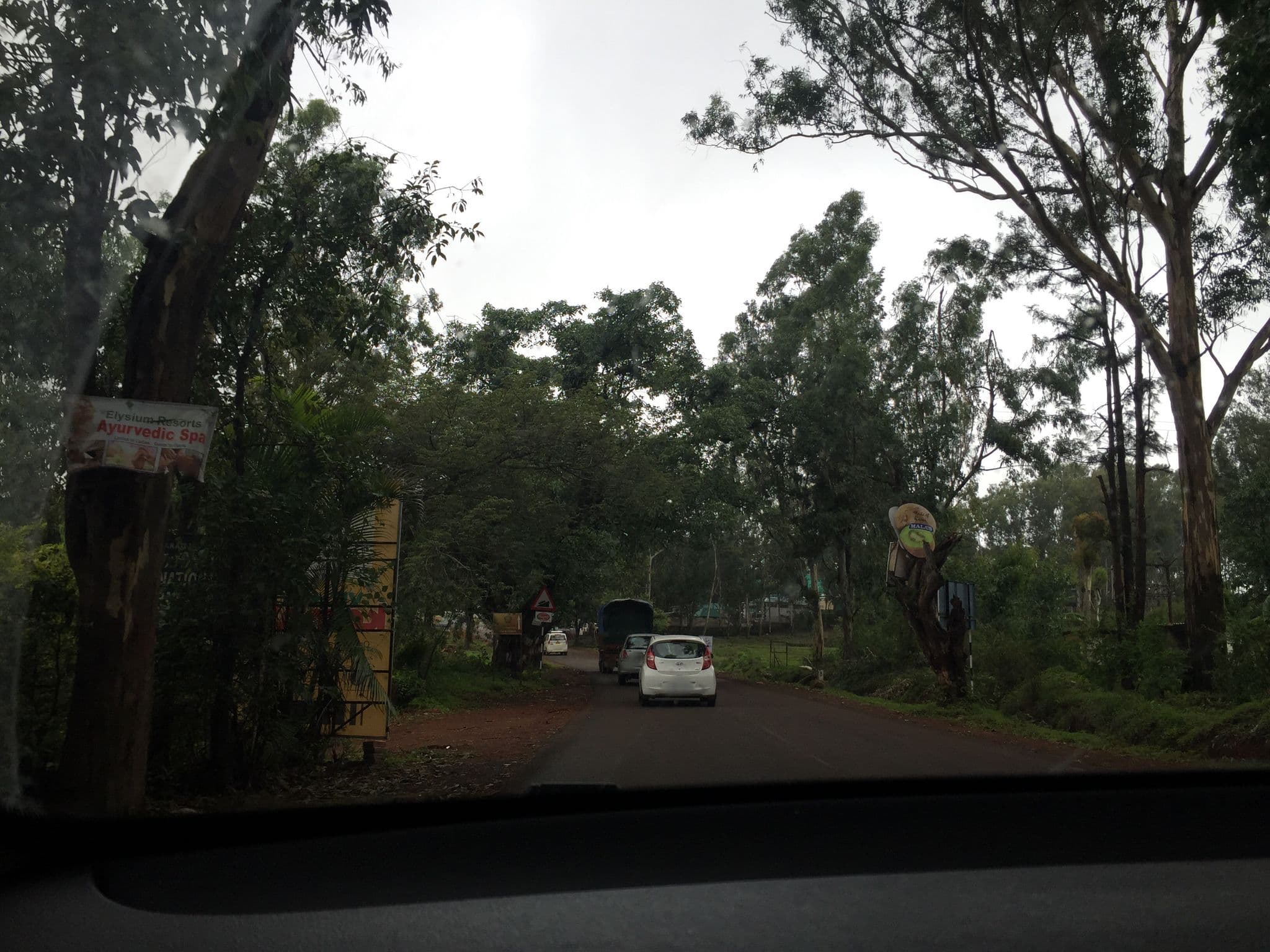 Street view near Laxmi Krishna Holiday Inn, Pānchgani — © shvrm (CC BY-SA · Mapillary)