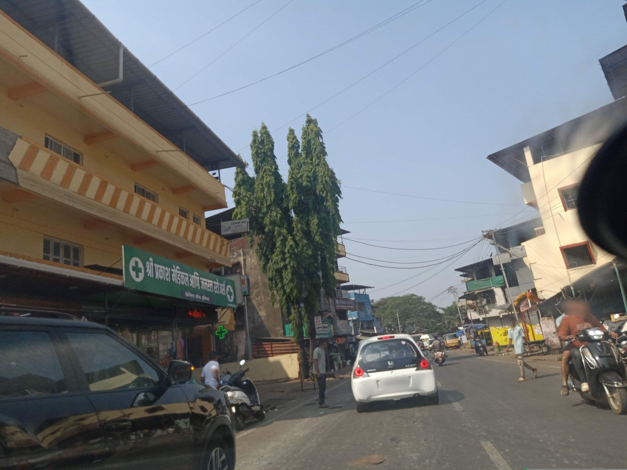 Street view near Hotel Madhushanti Lodge, Utekhol — © nileshjagtap (CC BY-SA · Mapillary)