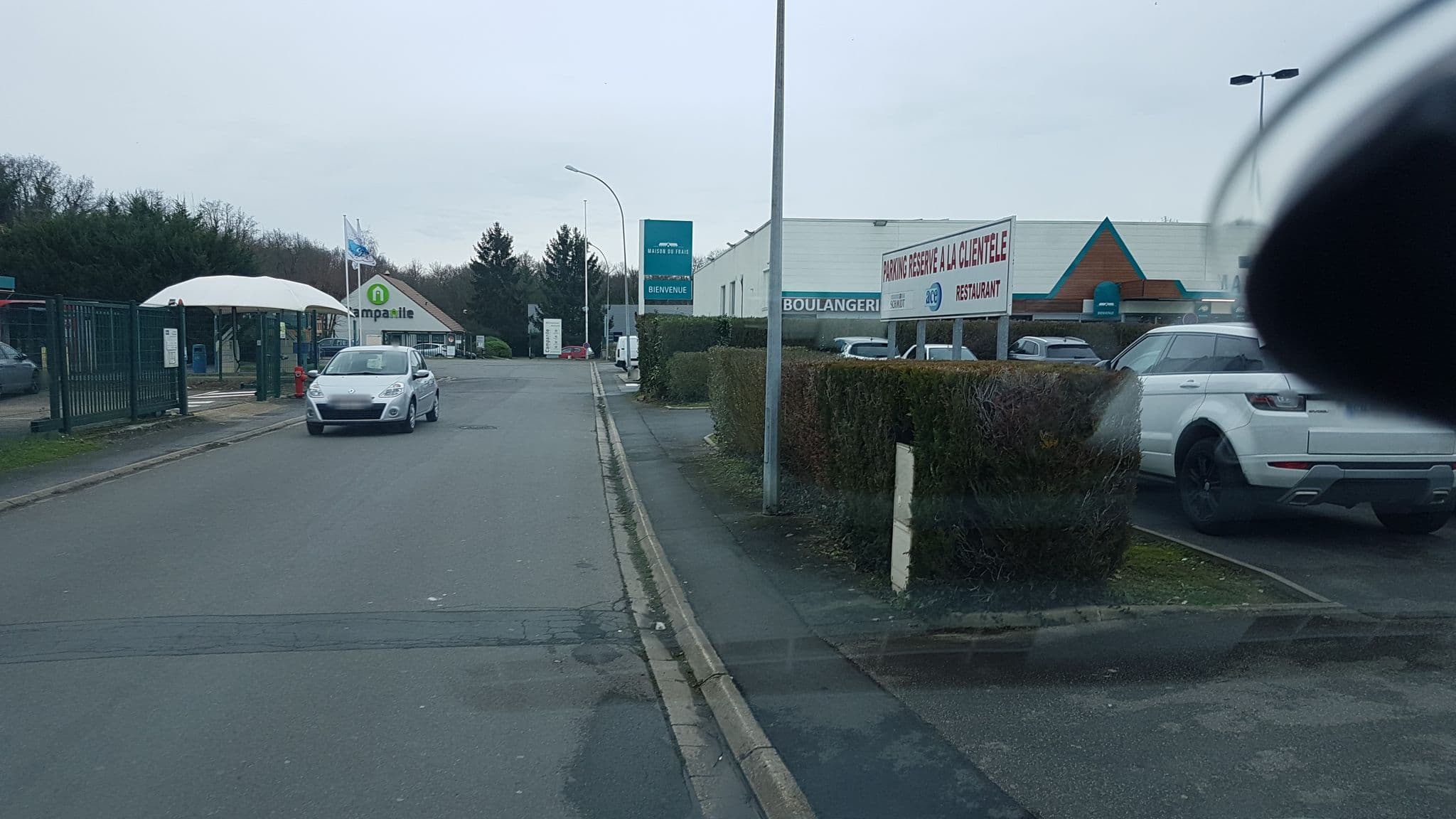 Street view near Kyriad, Chantilly — © ismaeltthds (CC BY-SA · Mapillary)