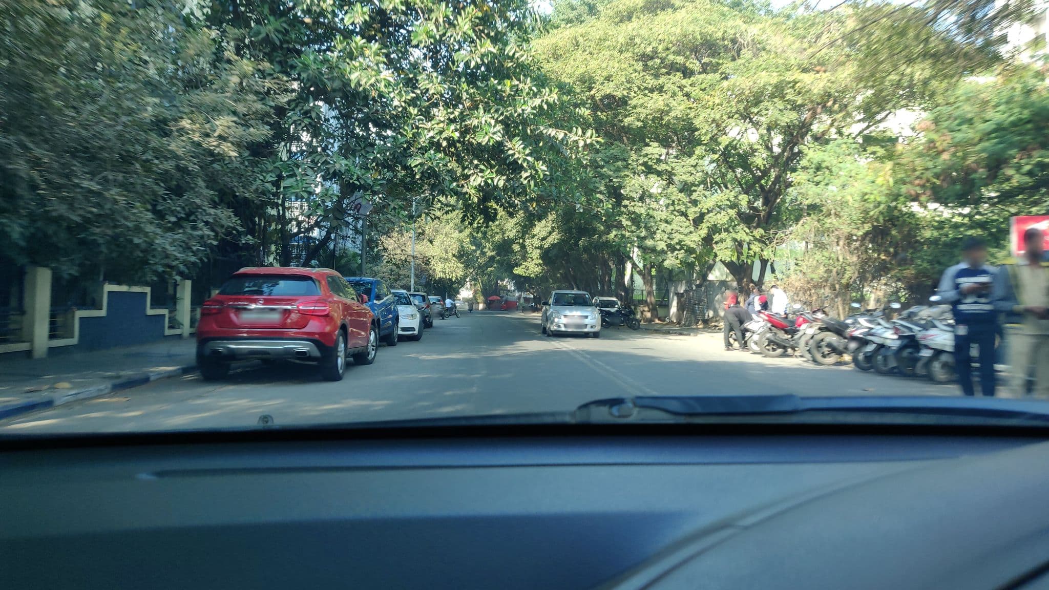 Street view near Hotel Nisarg Lounge, Khadki — © cartofy (CC BY-SA · Mapillary)