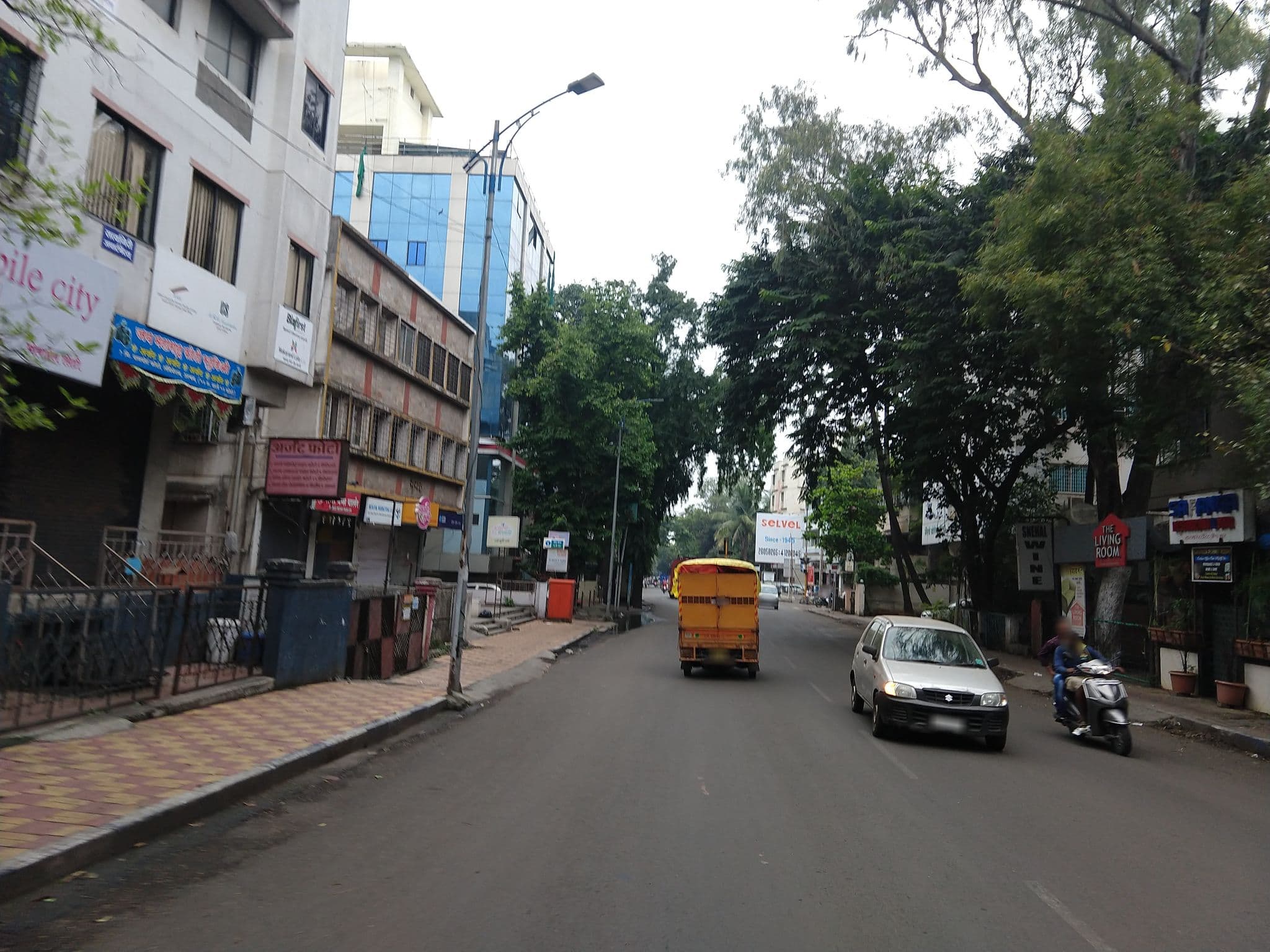 Street view near Hotel Aishwarya, Pune — © abhyankar (CC BY-SA · Mapillary)