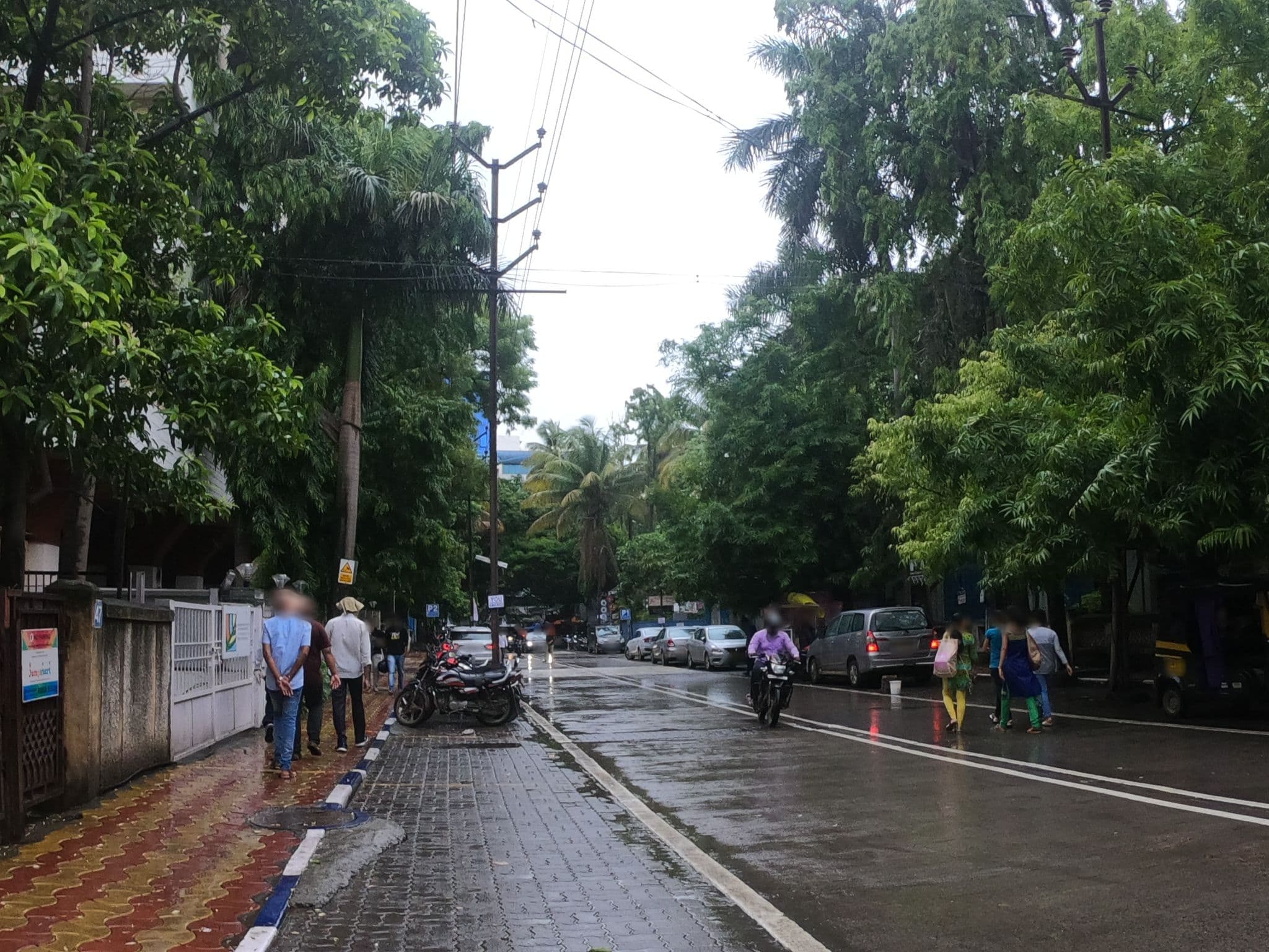 Street view near マリオットホテル プネ, Shivaji Nagar — © BubbleGuppies (CC BY-SA · Mapillary)