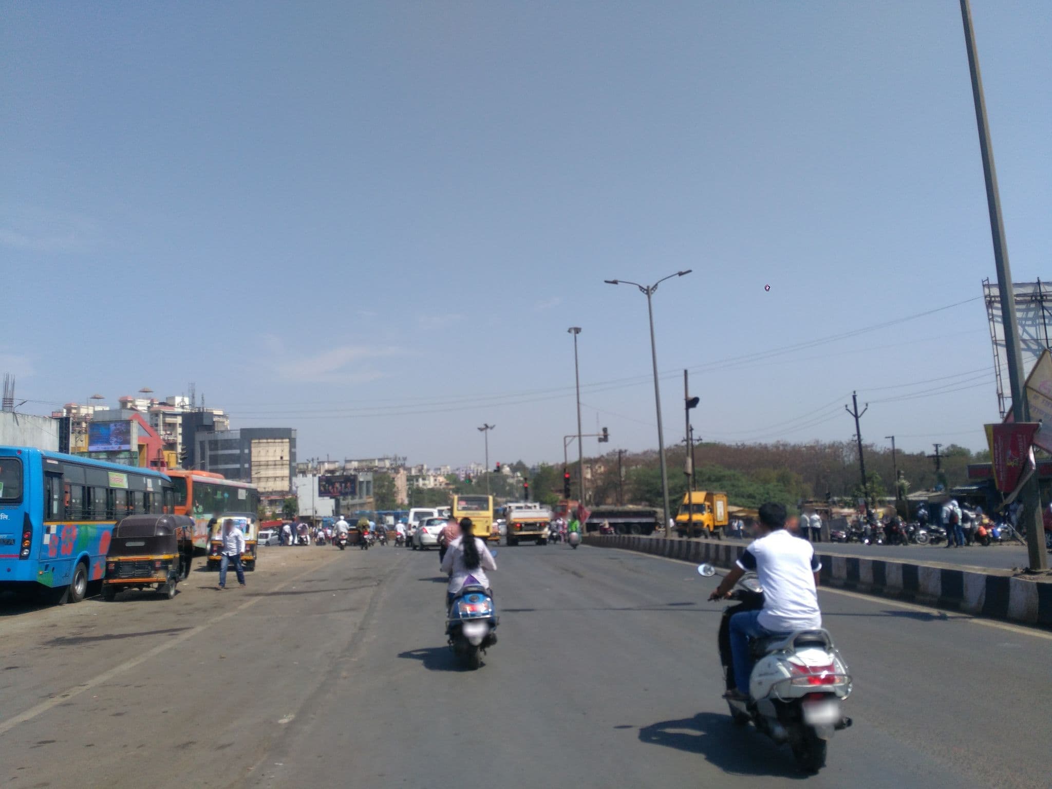 Street view near Samadhan Hotel, Māngvādi — © abhyankar (CC BY-SA · Mapillary)