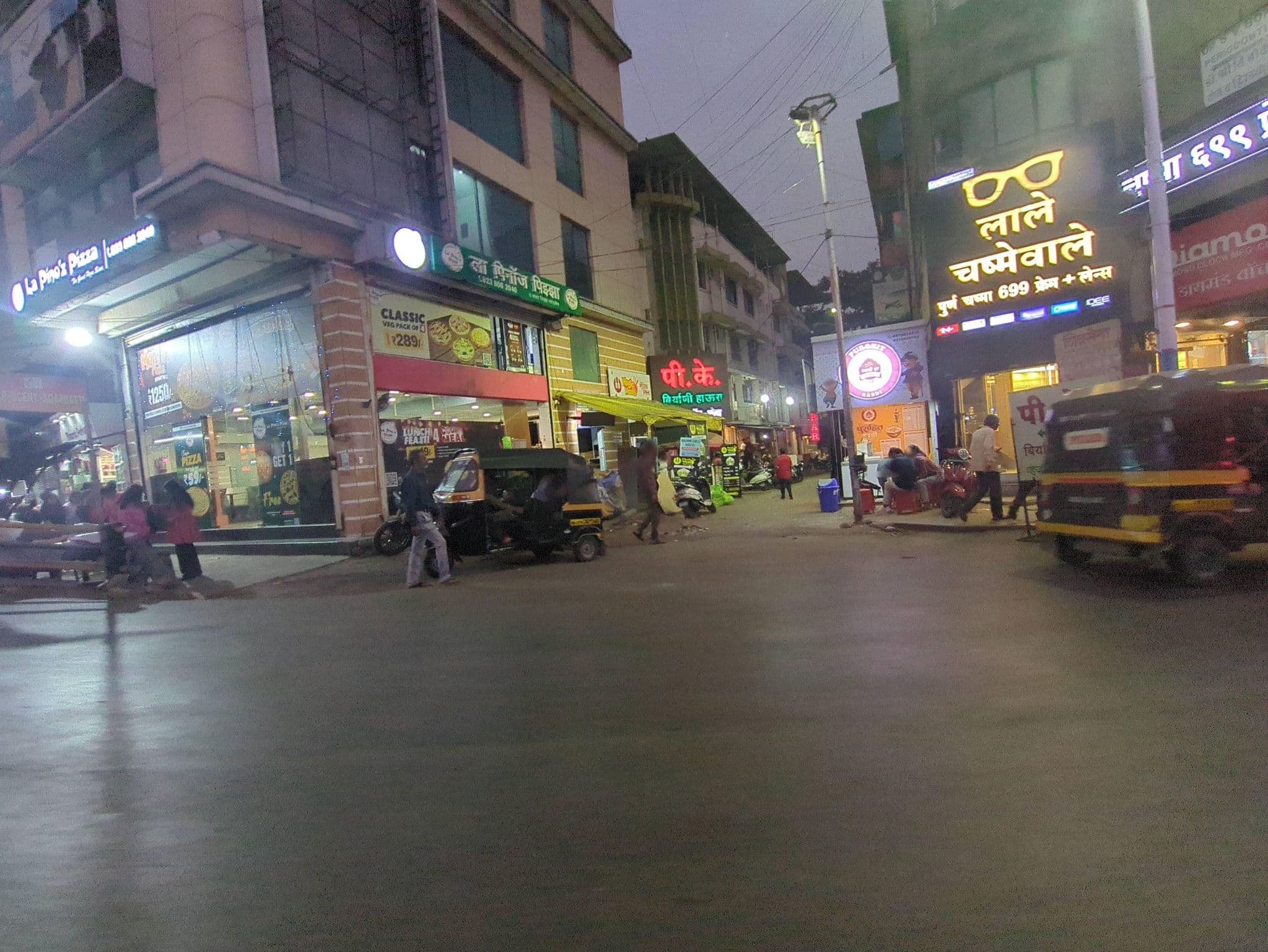 Street view near Motimahal Hotel, Pune — © rdugal (CC BY-SA · Mapillary)