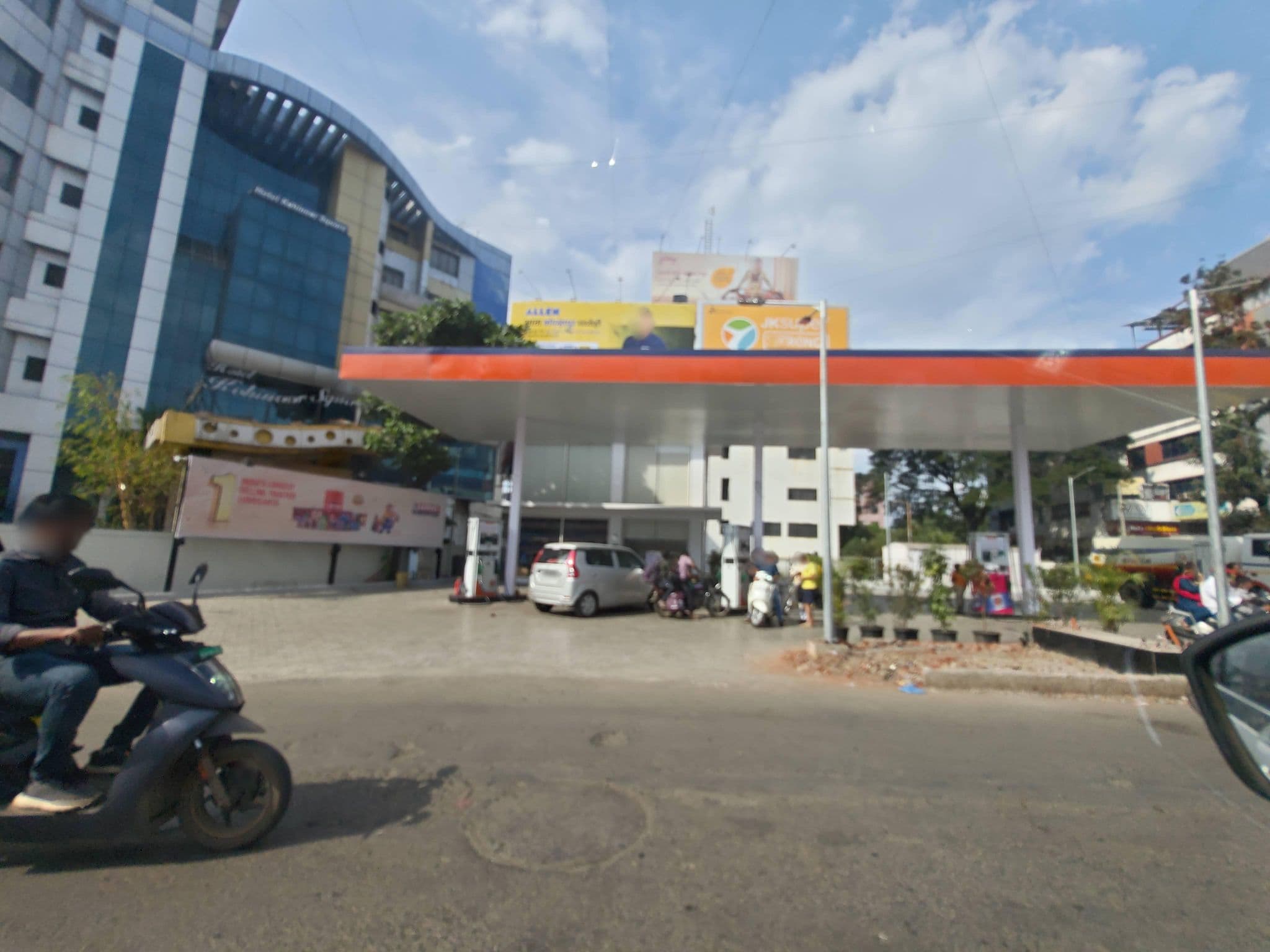 Street view near Hotel Kohinoor Square, Kolhāpur — © AmrutaA (CC BY-SA · Mapillary)