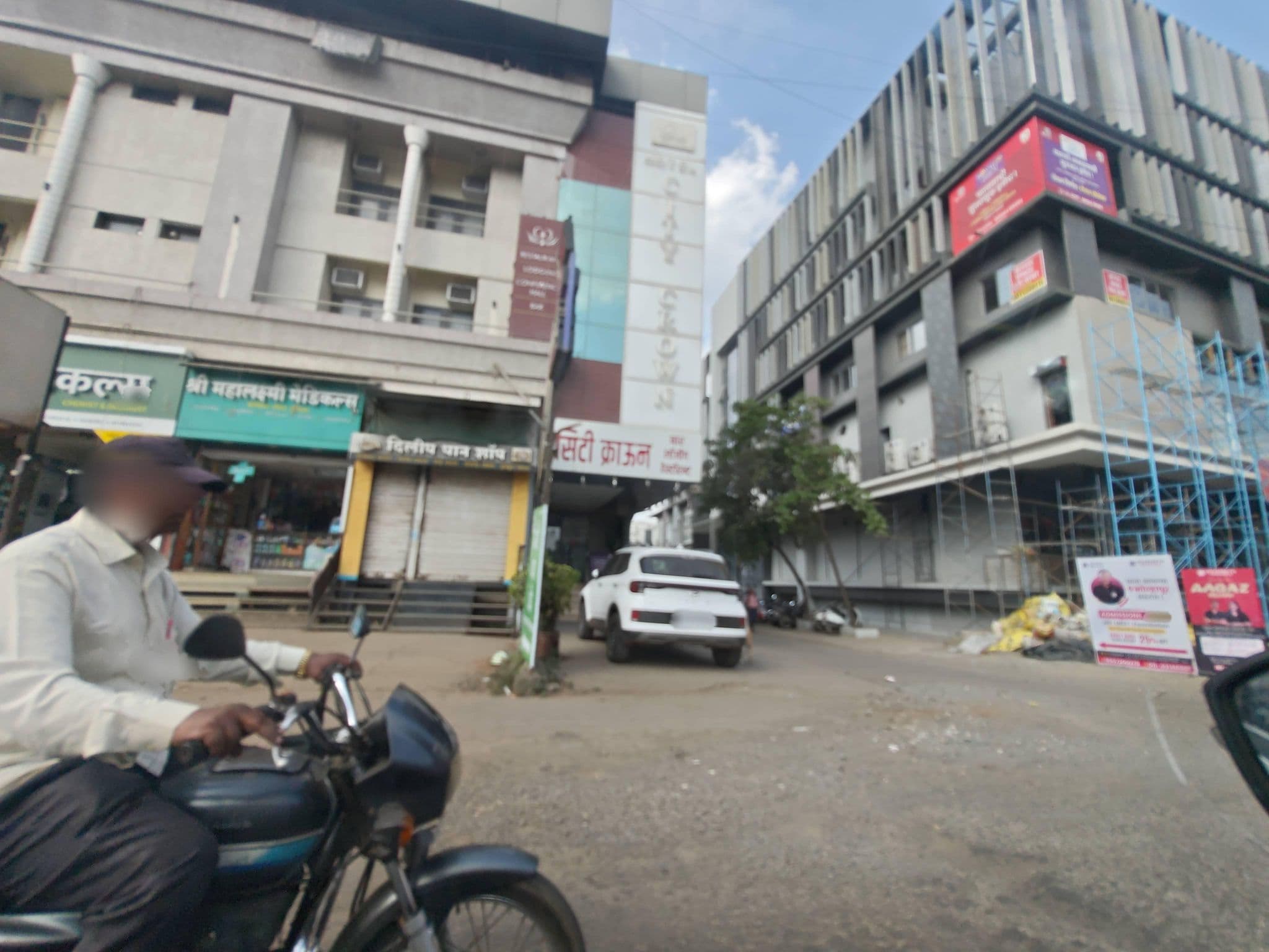 Street view near Hotel Tourist, Kolhāpur — © AmrutaA (CC BY-SA · Mapillary)