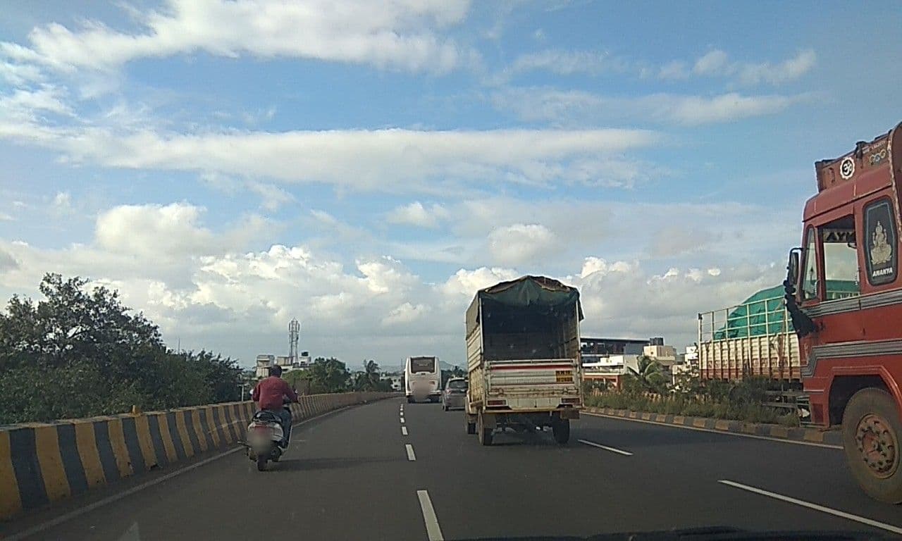 Street view near Hotel Janseva Lodging, Karād — © natarajakaveeti (CC BY-SA · Mapillary)