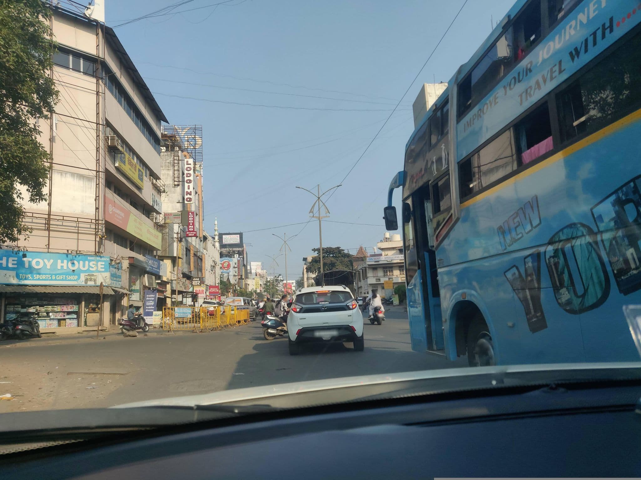 Street view near hotel atithi kolhapur, Kolhāpur — © AmrutaA (CC BY-SA · Mapillary)