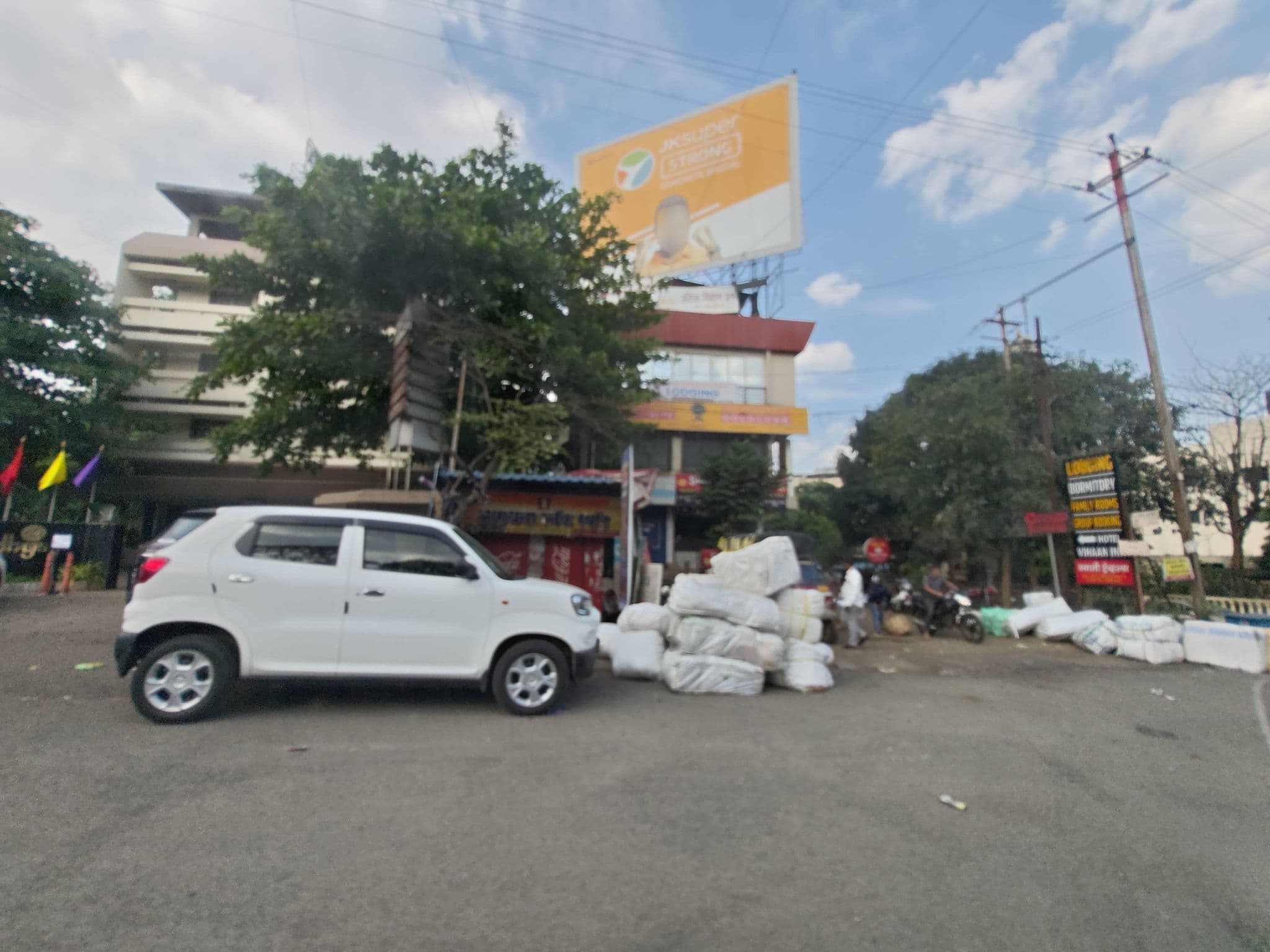 Street view near Hotel Aayodhya, Kolhāpur — © AmrutaA (CC BY-SA · Mapillary)