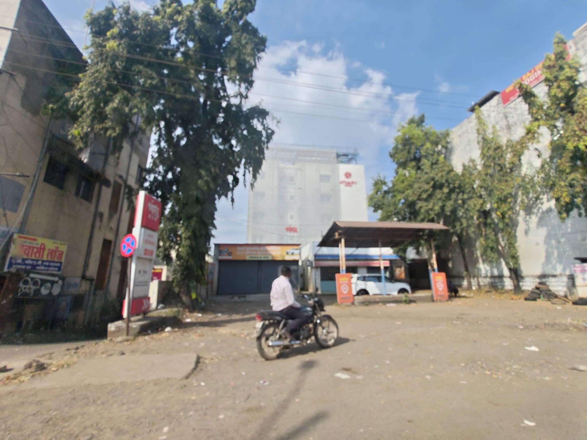 Street view near Hotel Pranil, Kolhāpur — © AmrutaA (CC BY-SA · Mapillary)
