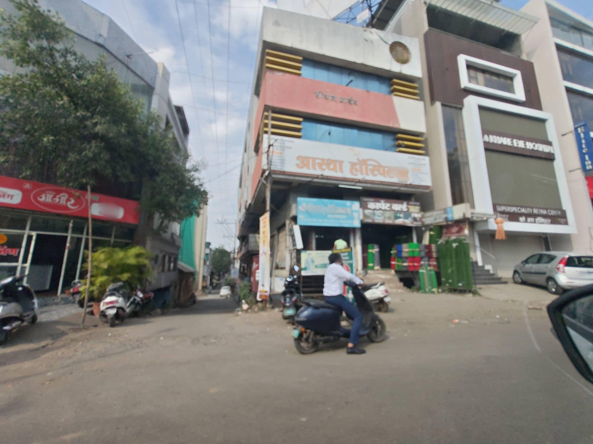 Street view near Hotel Ameer, Kolhāpur — © AmrutaA (CC BY-SA · Mapillary)
