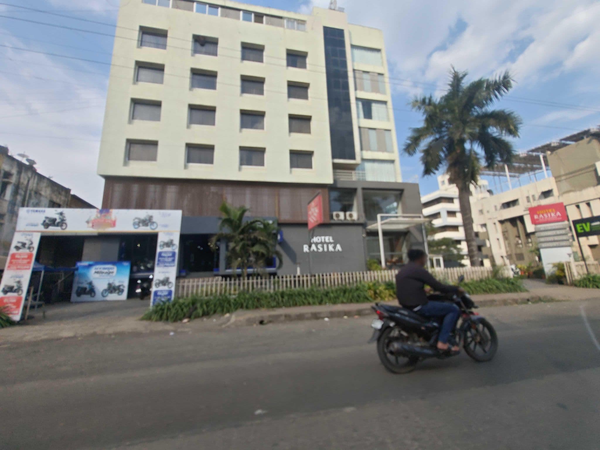 Street view near Hotel Rasika Kolhapur, Unchagao — © AmrutaA (CC BY-SA · Mapillary)