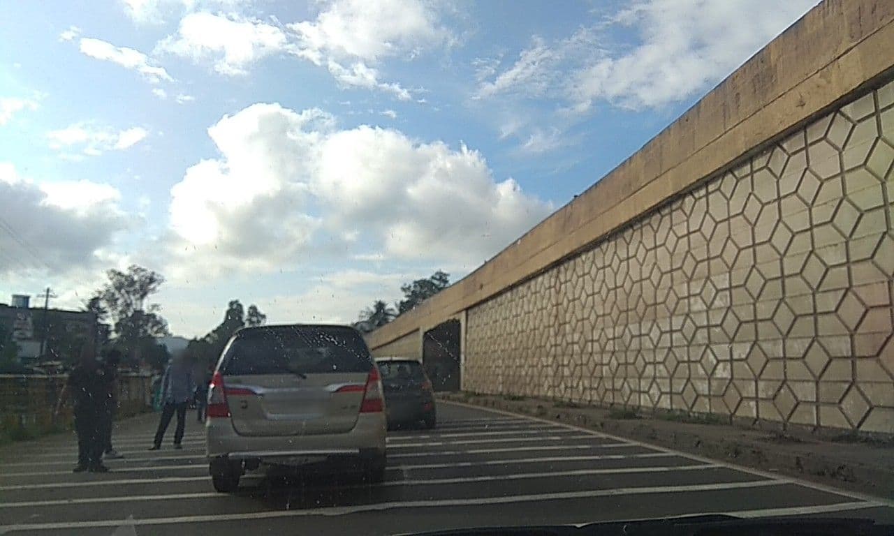 Street view near Hotel Sugam Lodge, Karād — © natarajakaveeti (CC BY-SA · Mapillary)