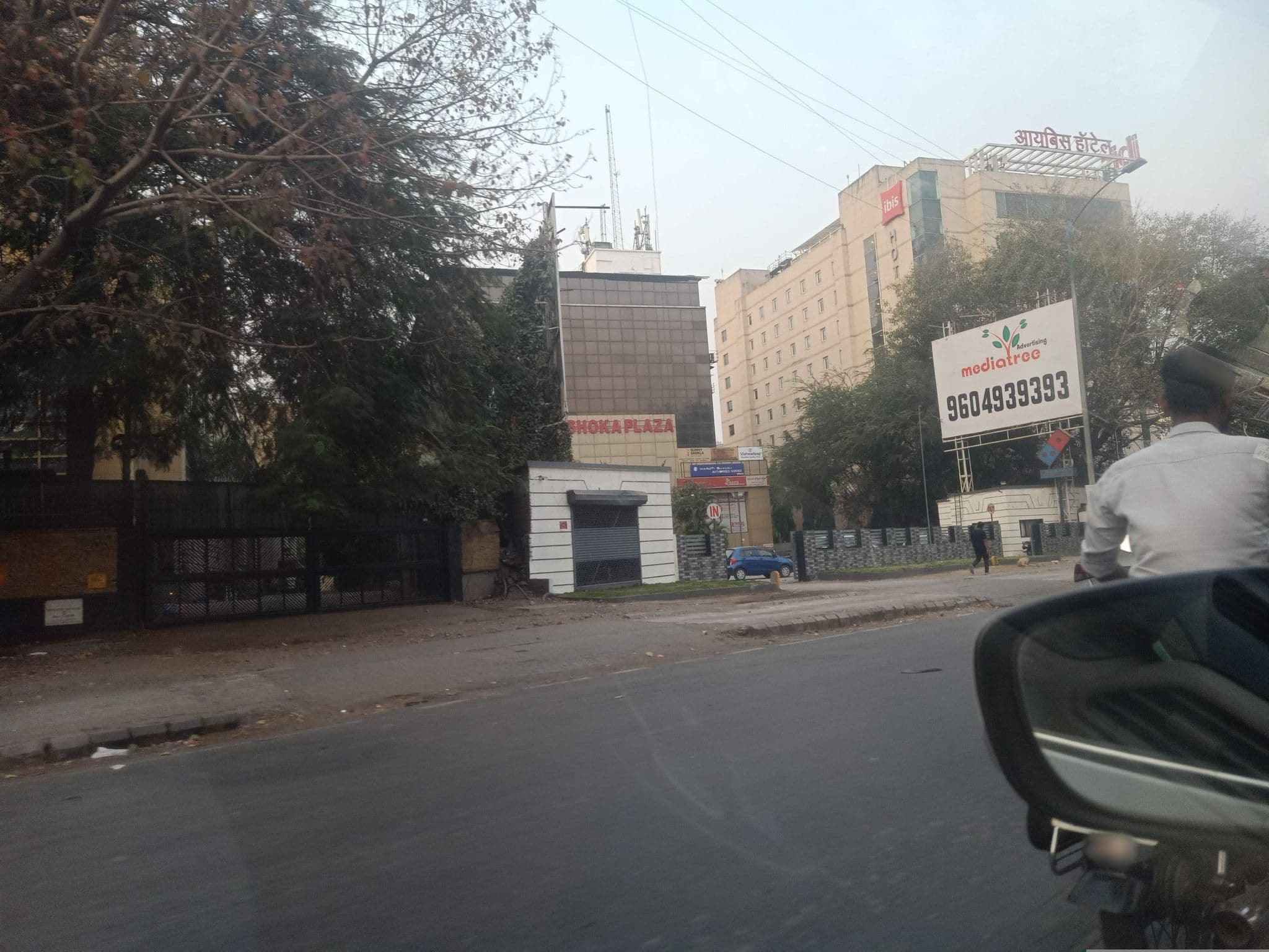 Street view near OYO 946 Royce Studio Apartments, Lohogaon — © nileshjagtap (CC BY-SA · Mapillary)