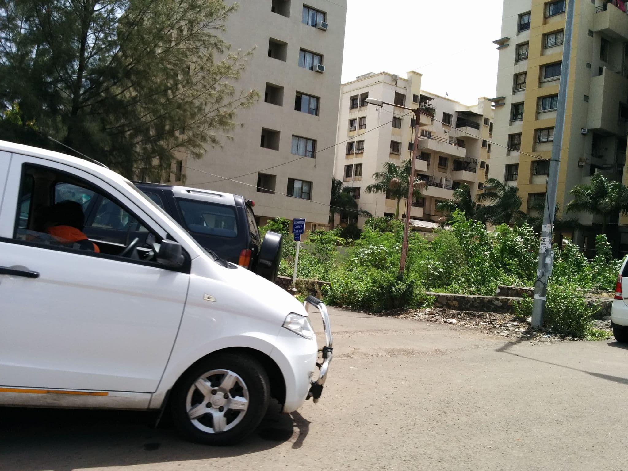 Street view near Hotel Fidalgo, Lohogaon — © harishpillay (CC BY-SA · Mapillary)