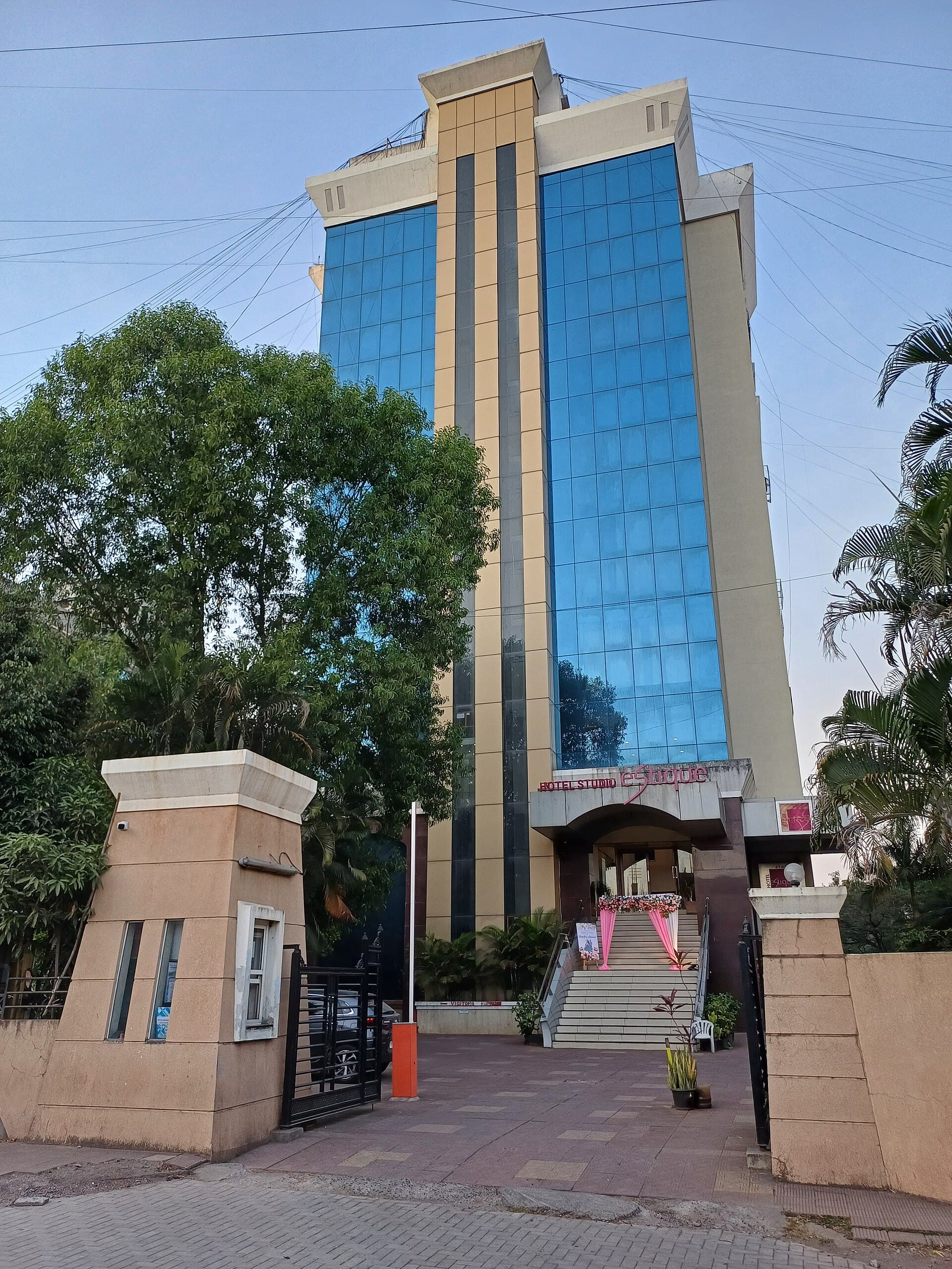 Studio Estique Hotel Pune (via Wikimedia Commons, CC BY 4.0)