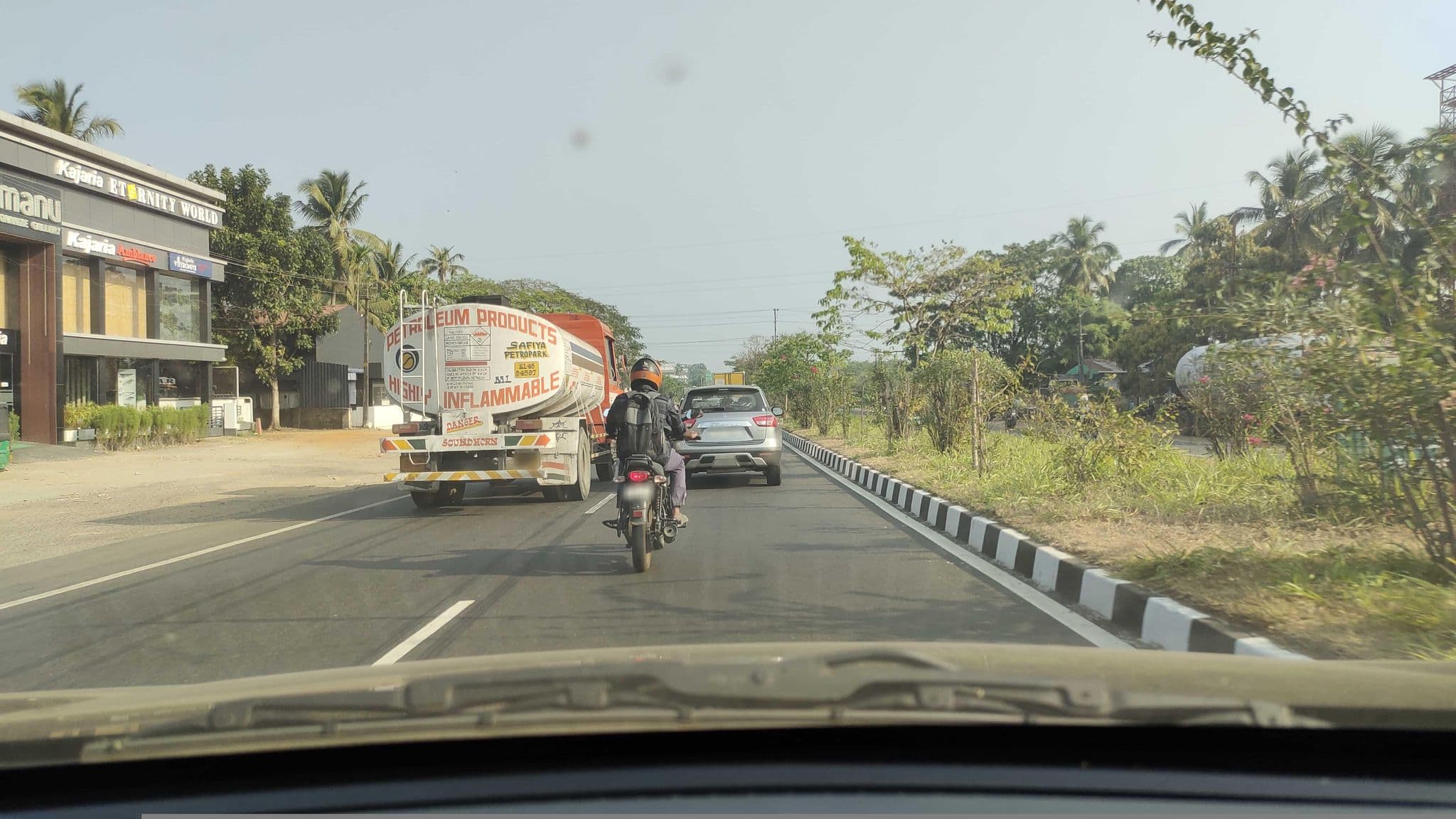 Street view near Hotel Red Moon, Marattakara — © tellmanu (CC BY-SA · Mapillary)