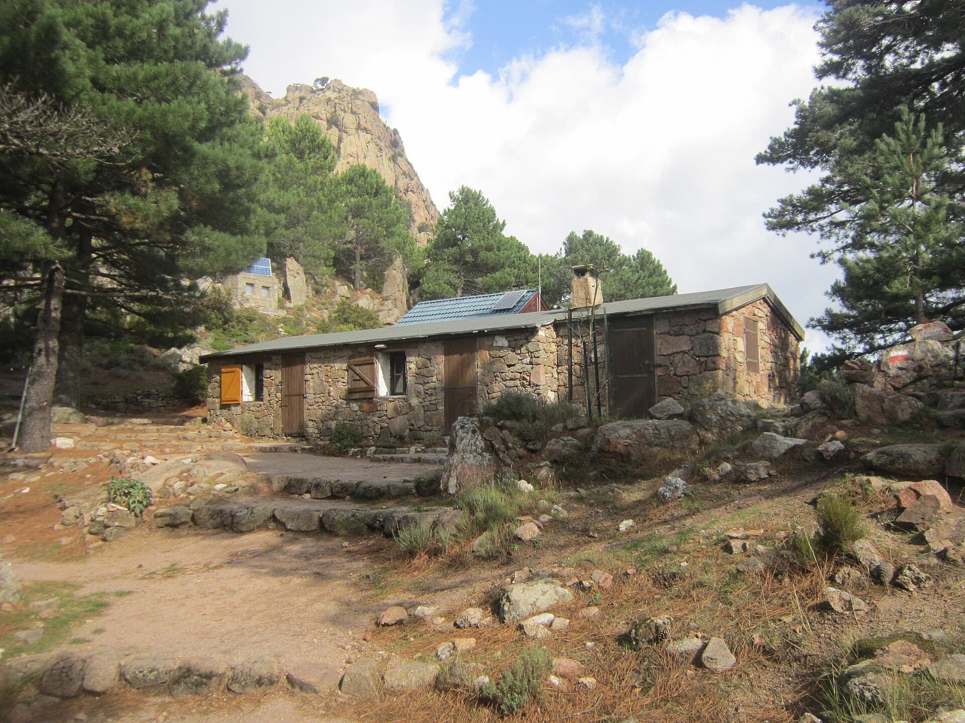 Refuge d'i Paliri (via Wikimedia Commons, CC BY-SA 3.0)
