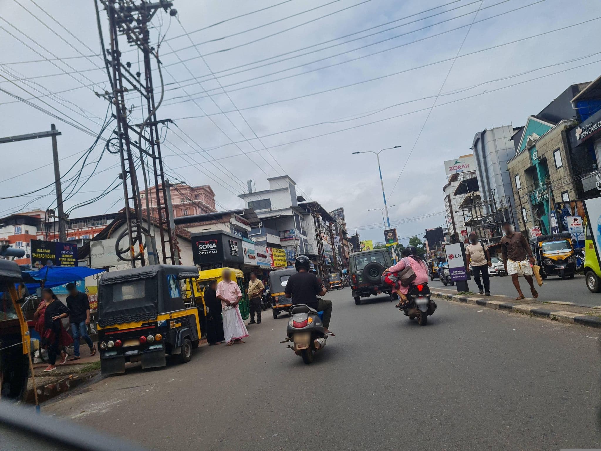 Street view near Hotel Safire, Kannur — © dinshkm (CC BY-SA · Mapillary)