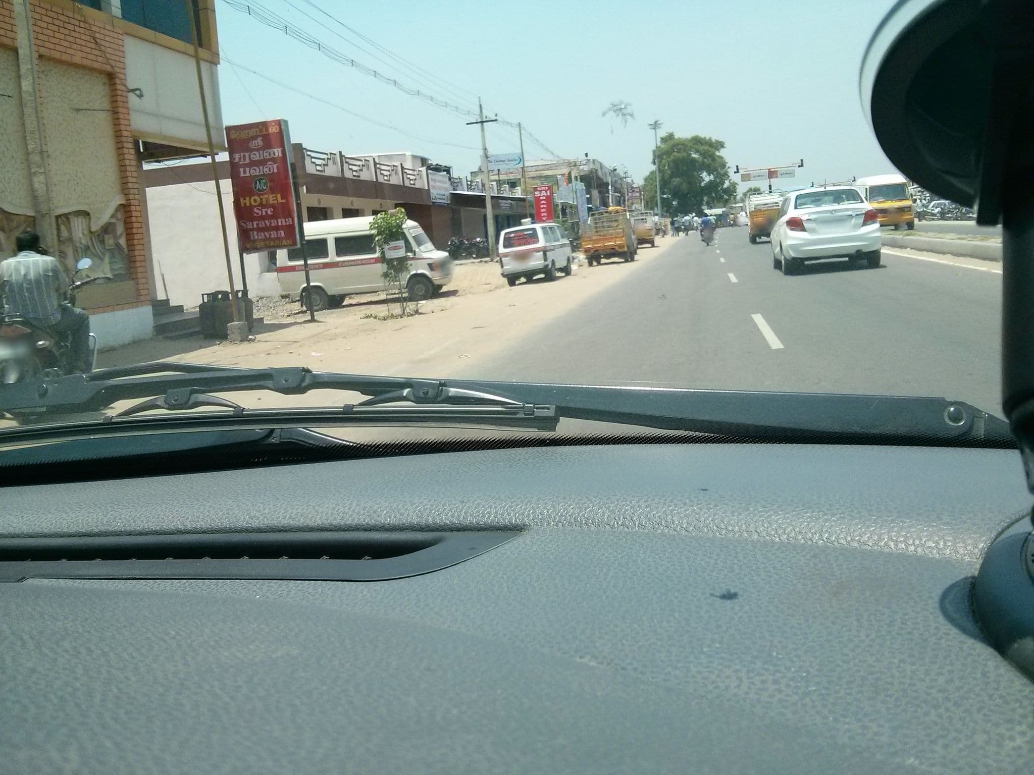 Street view near Annachi Hotel, Tudiyalūr — © supersubra (CC BY-SA · Mapillary)