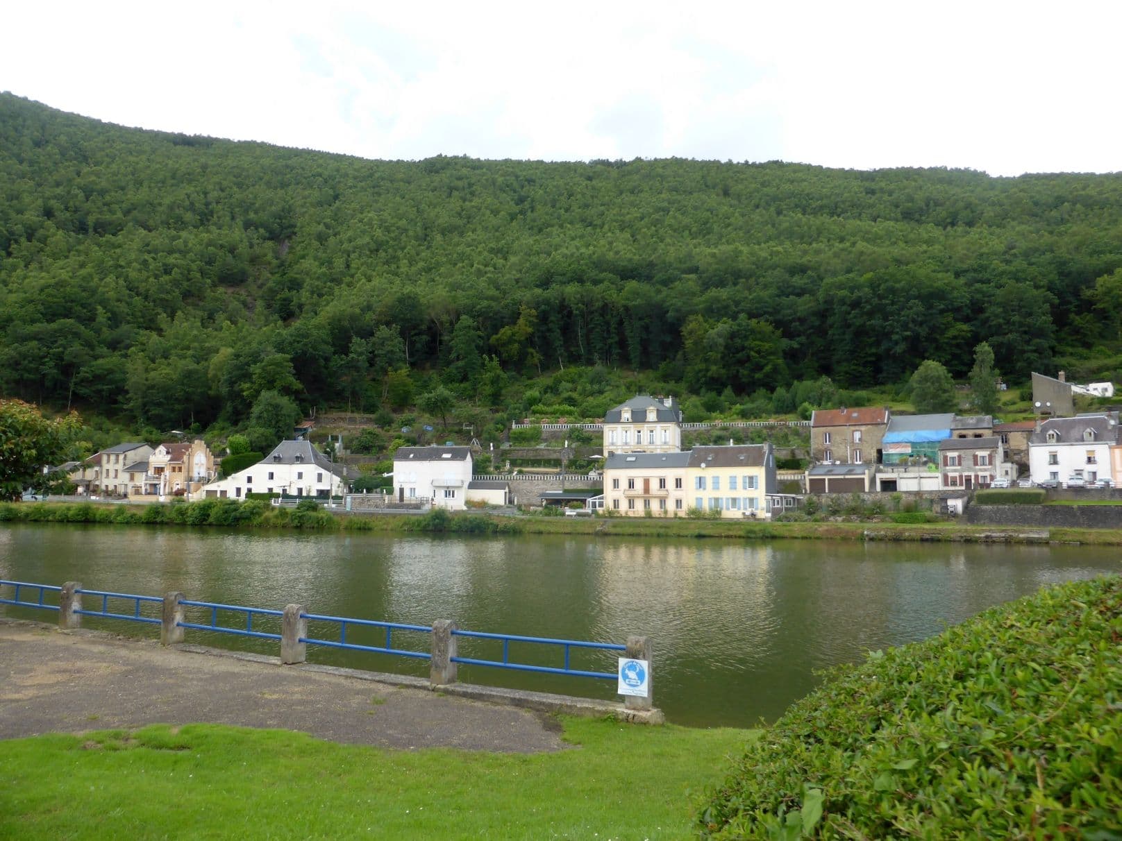 Street view near Les Boucles de Meuse, Monthermé — © sarant (CC BY-SA · Mapillary)