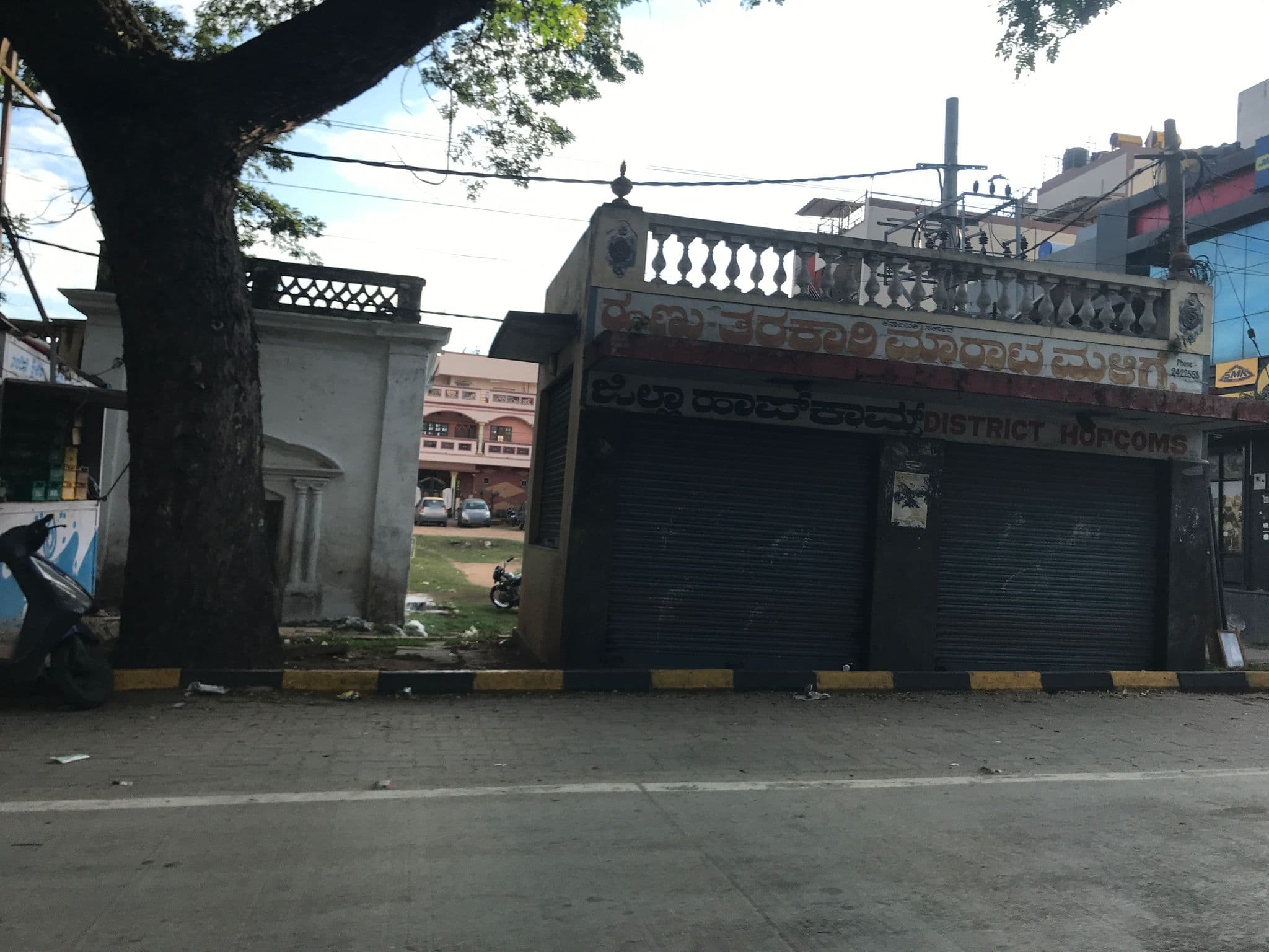 Street view near Hotel Vishnu Bhavan, Mysuru — © miguel_andrade (CC BY-SA · Mapillary)