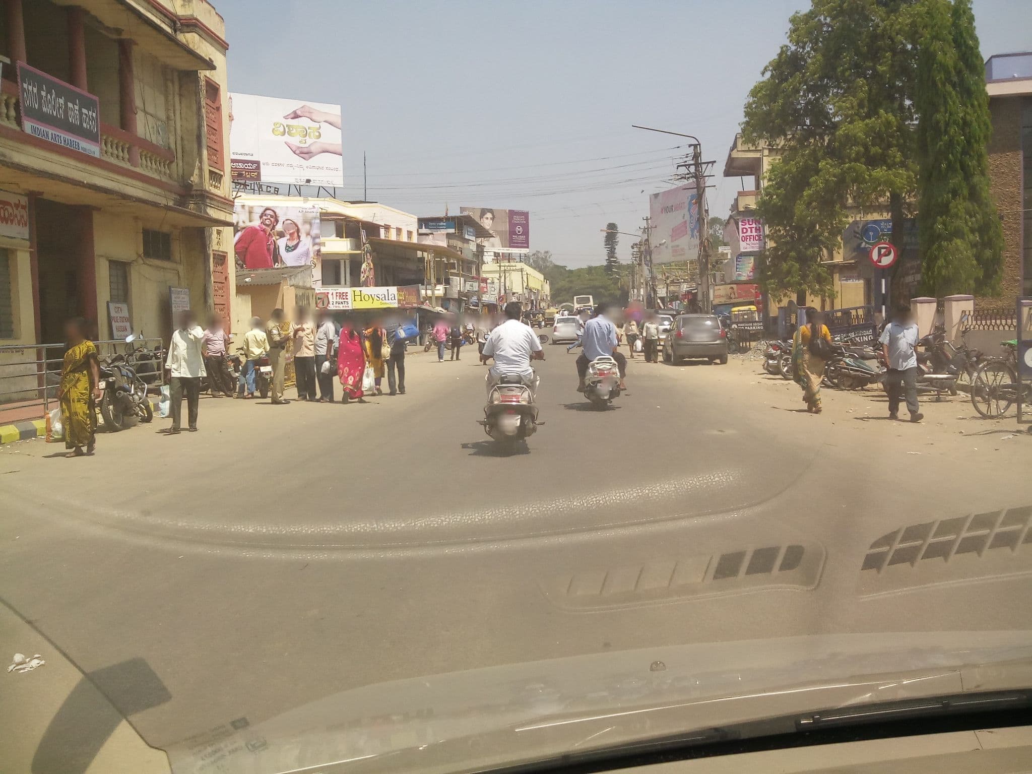 Street view near Hotel Krishna Sagar, Hassan — © shravan91 (CC BY-SA · Mapillary)