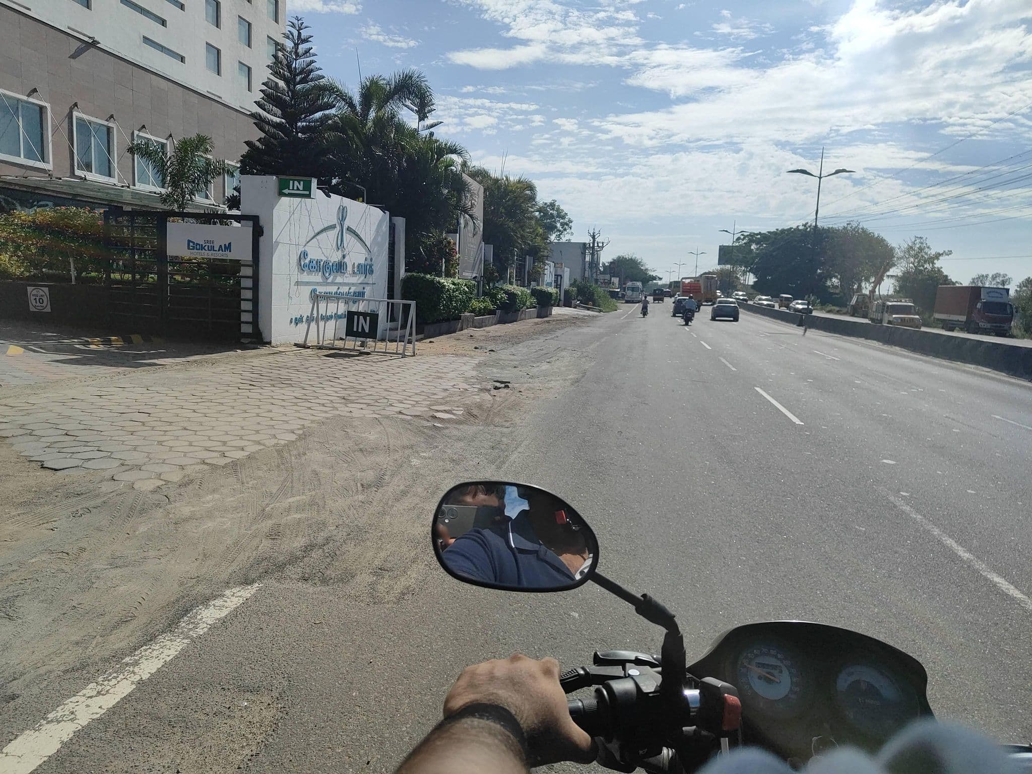 Street view near Park Plaza, Chinniyampālaiyam — © om99 (CC BY-SA · Mapillary)