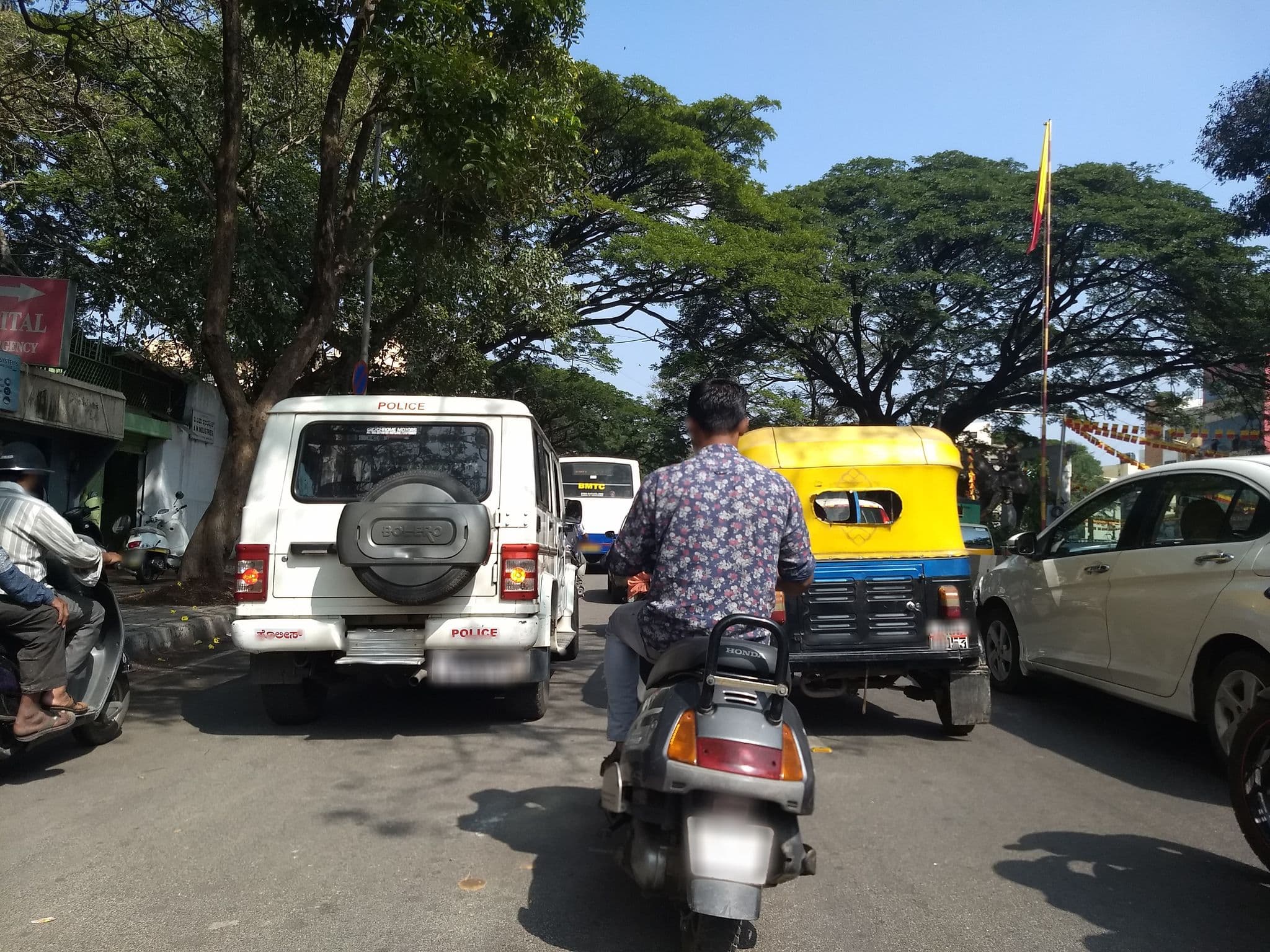 Street view near Kamat's Hotel Lalbagh, Bengaluru — © srividya (CC BY-SA · Mapillary)