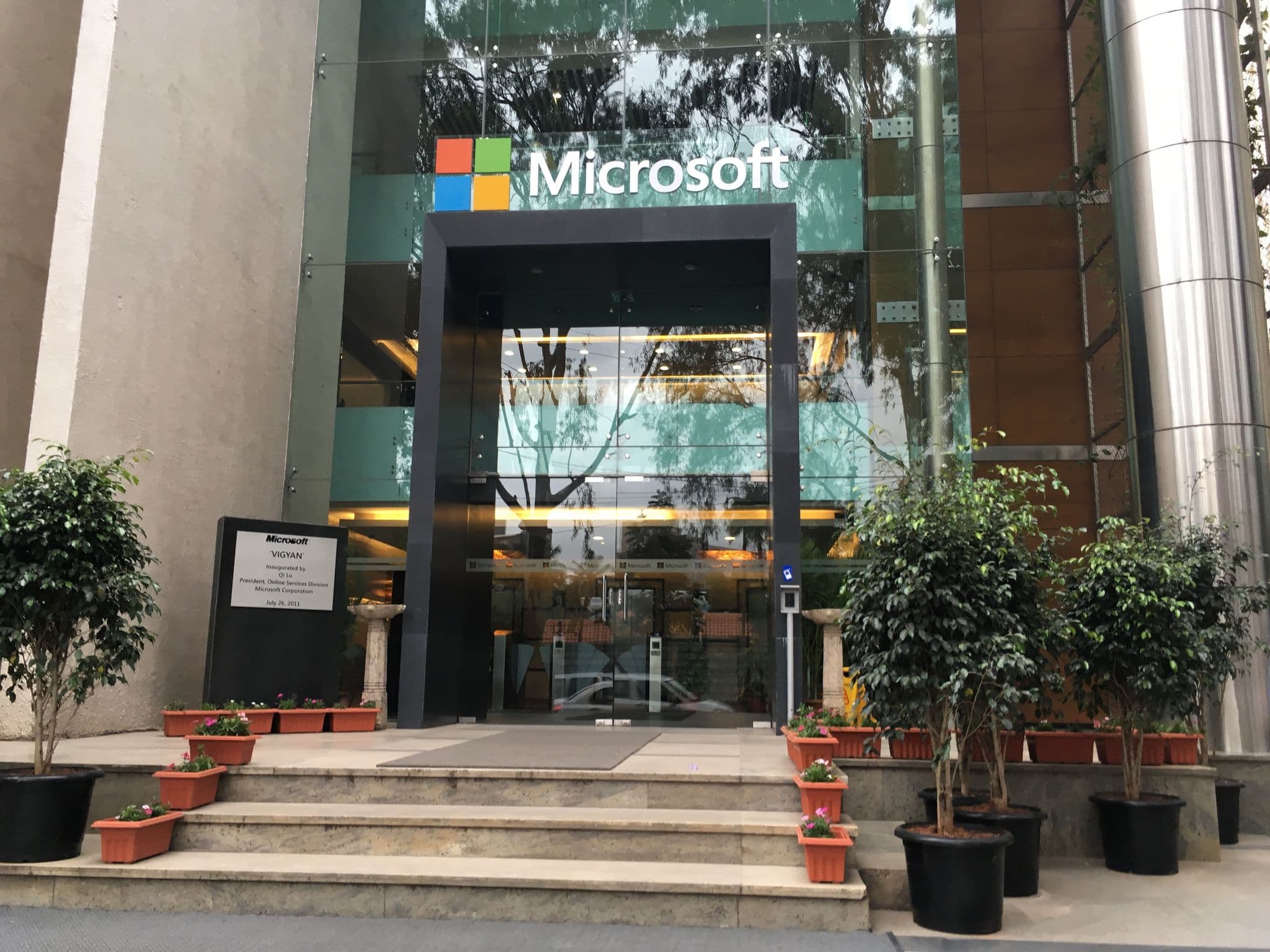 Street view near Lavelle Inn, Bengaluru — © tetisheri (CC BY-SA · Mapillary)