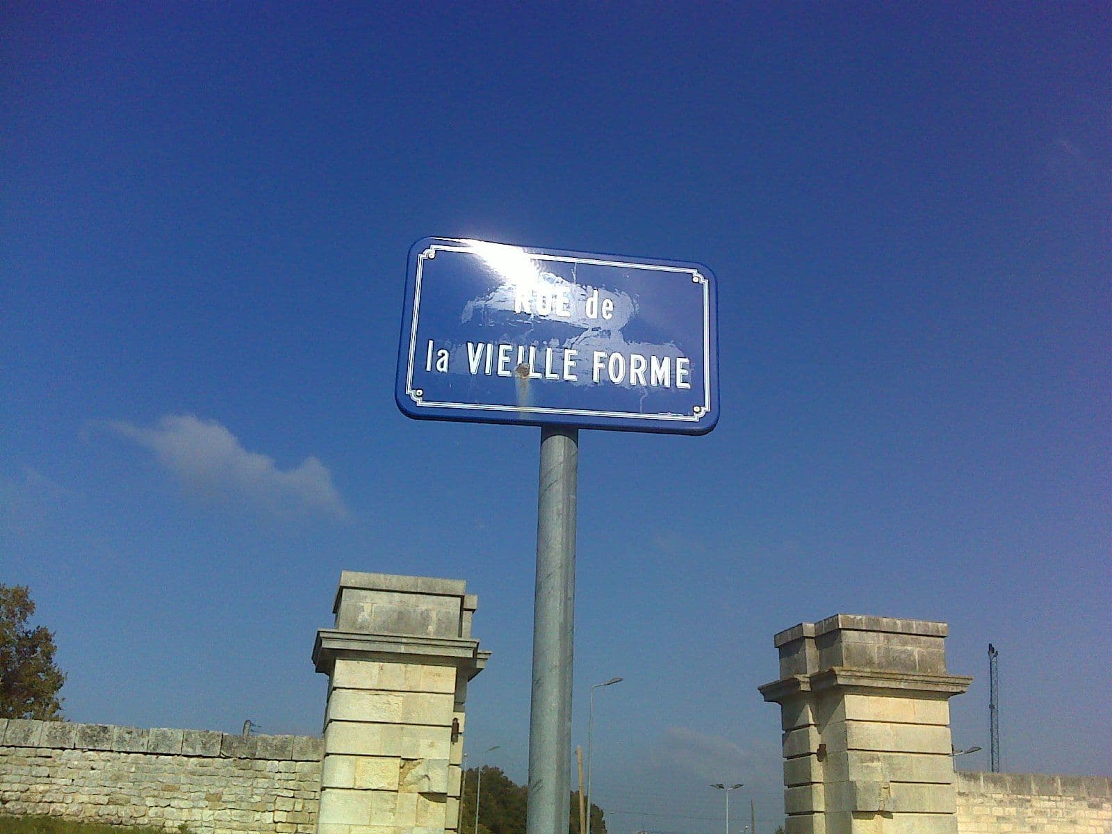 Street view near Aire de Stationnement (Vieille Forme) Rochefort, Rochefort — © bernardvoyageur (CC BY-SA · Mapillary)