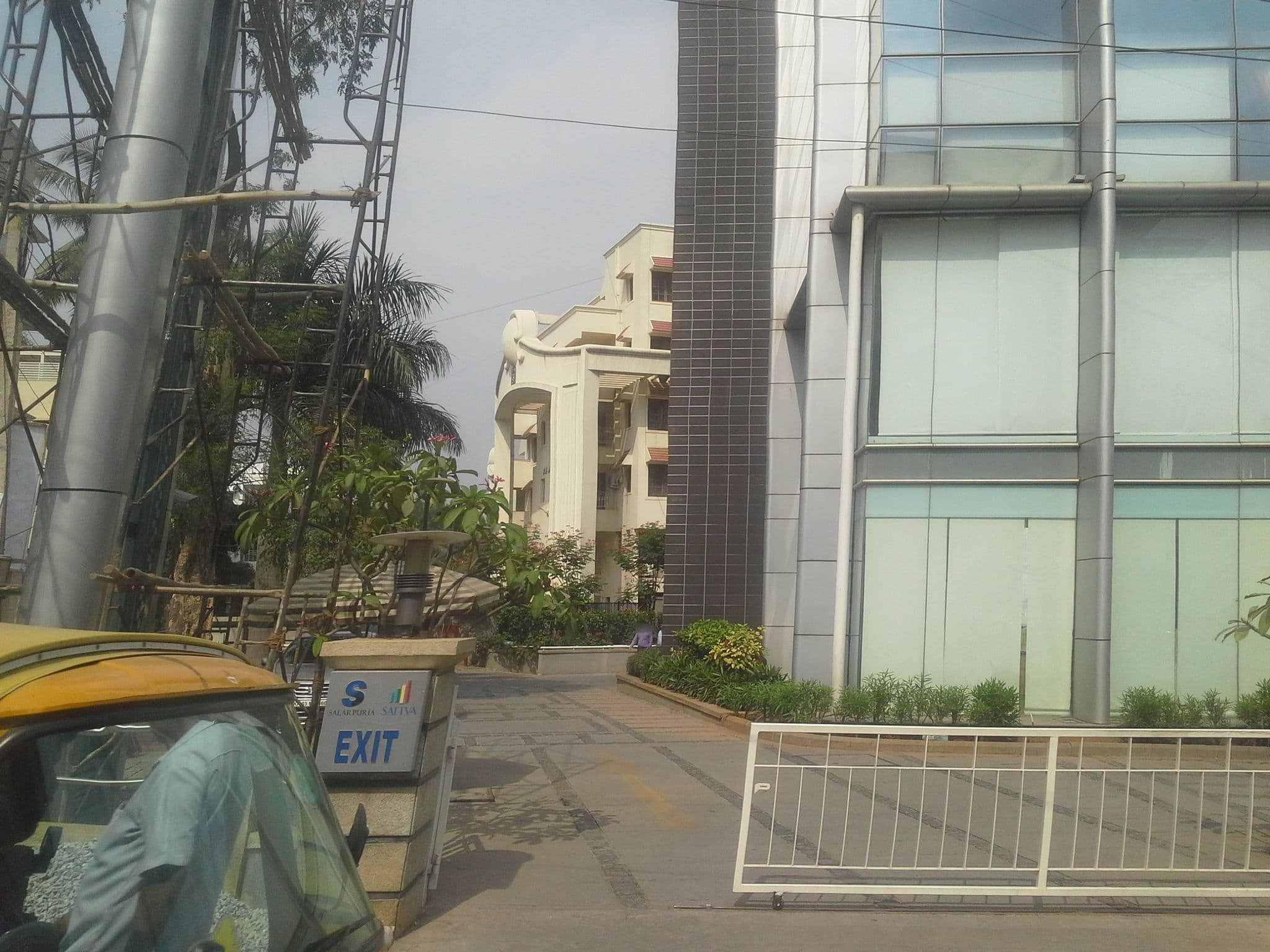 Street view near Oyo Apartments Queen's Castle, Bengaluru — © omnibus (CC BY-SA · Mapillary)