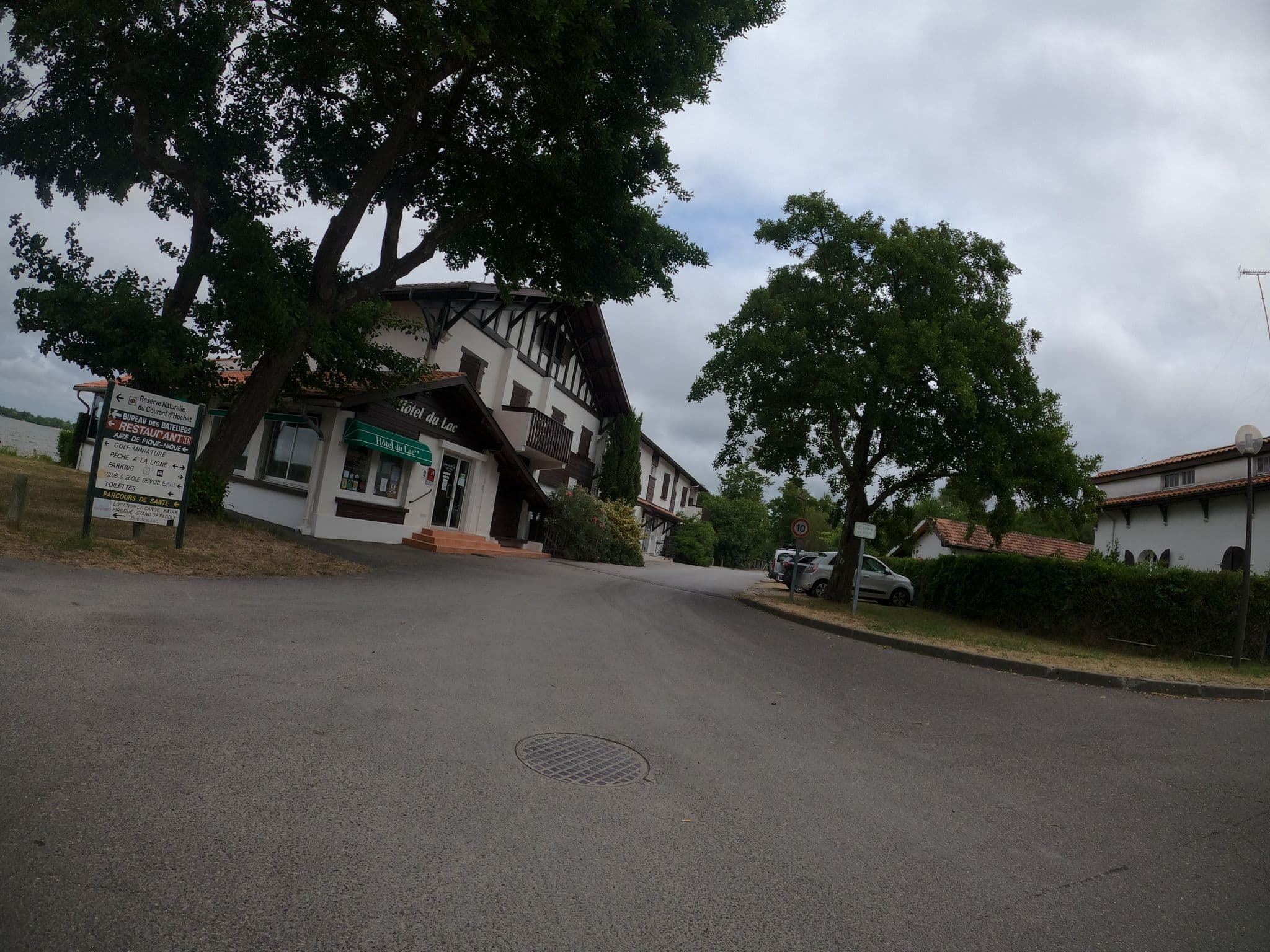 Street view near Les rives du lac de Léon, Léon — © patchanka (CC BY-SA · Mapillary)