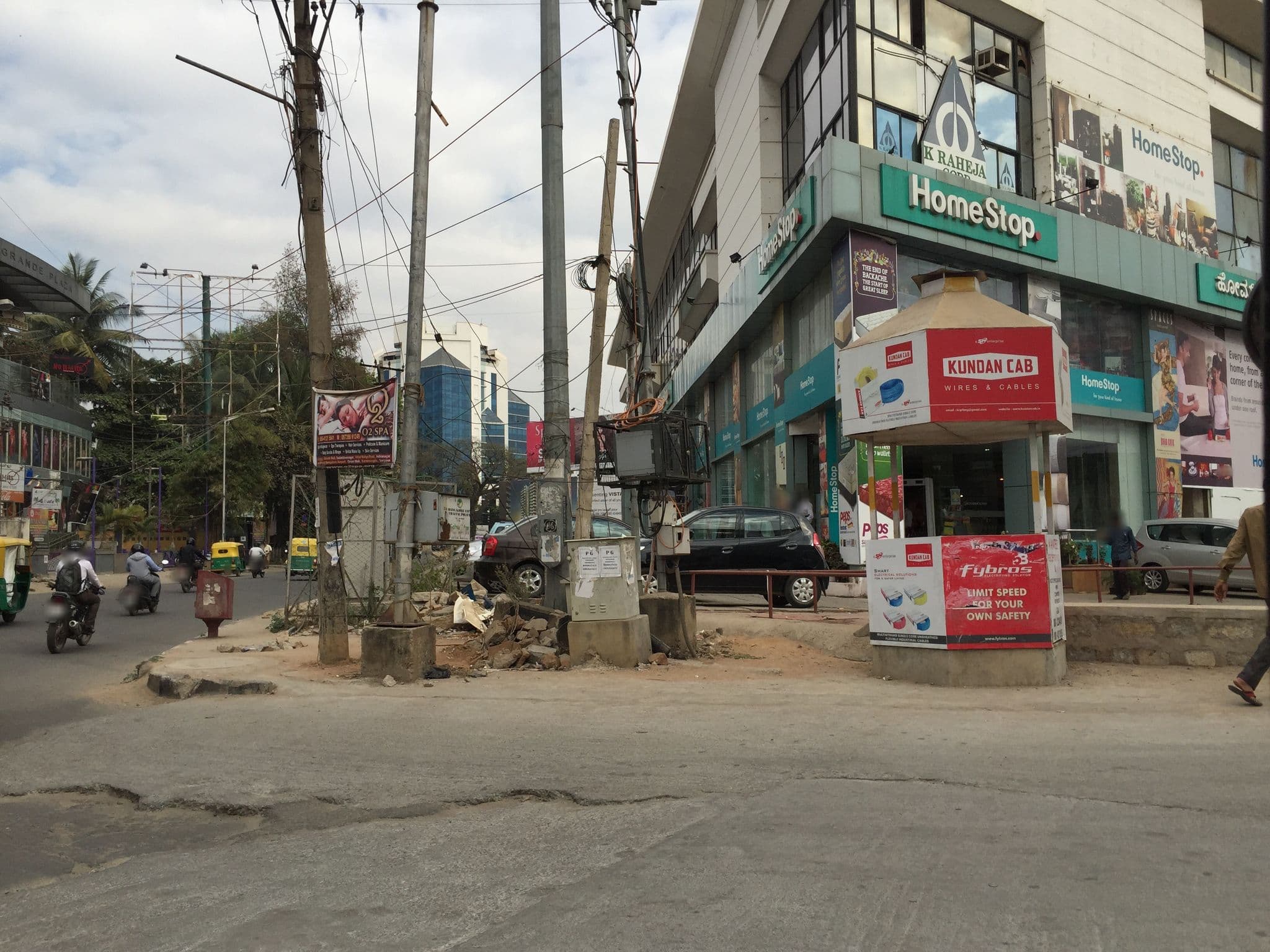 Street view near Ballal Tourist, Bengaluru — © lxbarth (CC BY-SA · Mapillary)