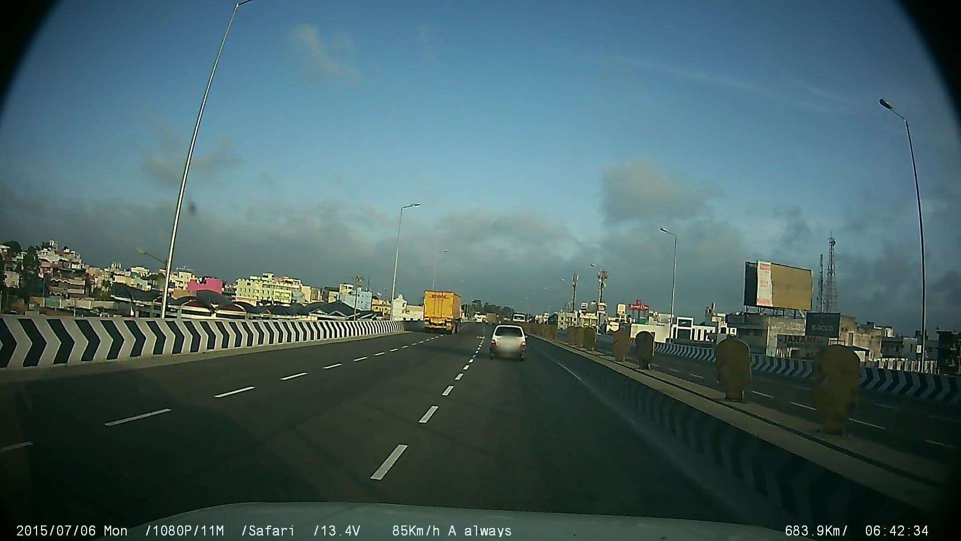 Street view near sri krishna palace, Hosūr — © johnichan (CC BY-SA · Mapillary)