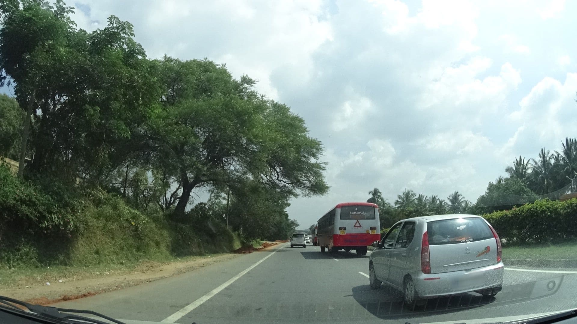 Street view near Idle Hotel, Dobbaspet — © geohacker (CC BY-SA · Mapillary)