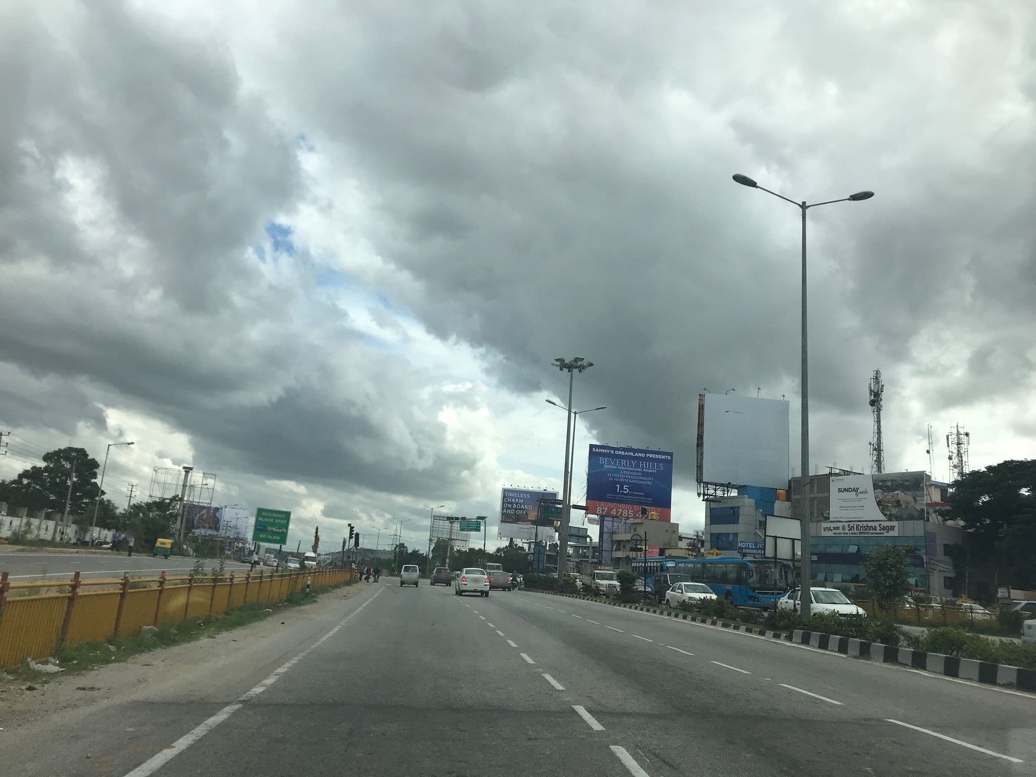 Street view near Bloom Hotel, Kādiganahalli — © ibigroup1 (CC BY-SA · Mapillary)
