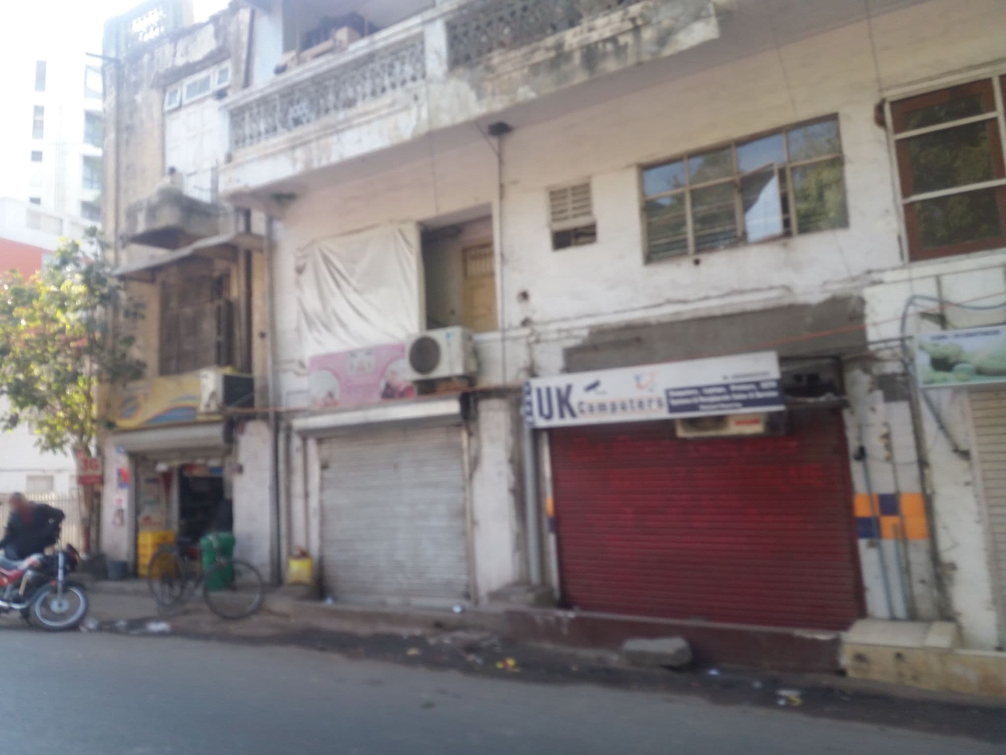 Street view near Hotel Neelkanth Panshikura, Ahmedabad — © smitamishra (CC BY-SA · Mapillary)