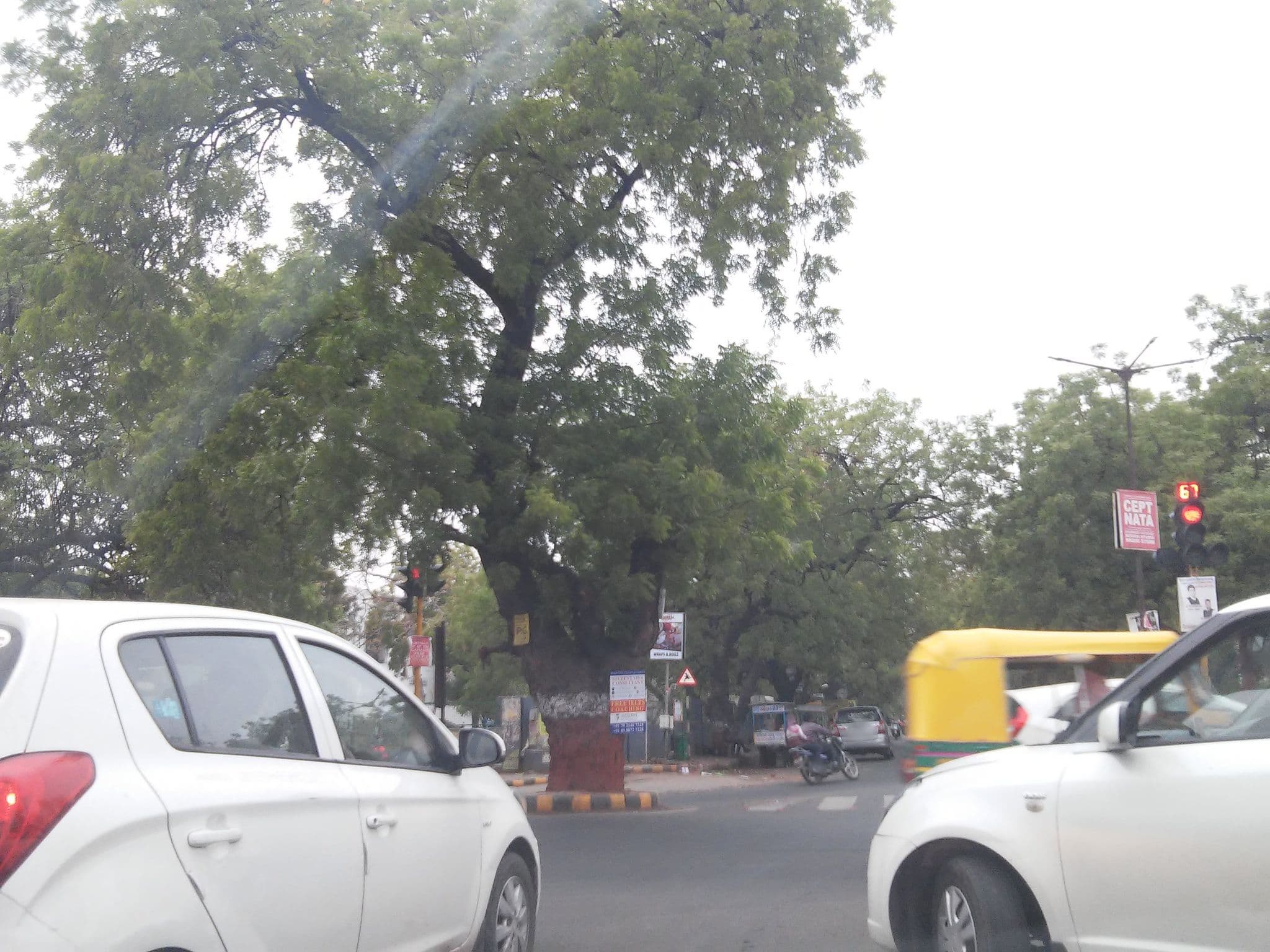 Street view near L D Engineering Hostel, Ahmedabad — © shravan91 (CC BY-SA · Mapillary)