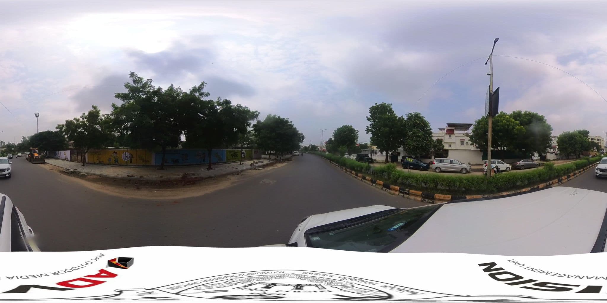 Street view near Shree Saibaba Hostel, Bhat — © skysign (CC BY-SA · Mapillary)