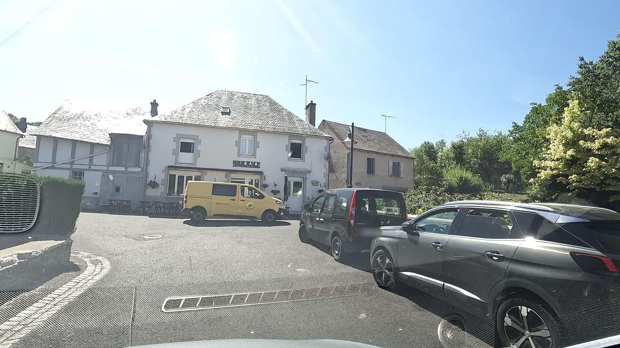 Street view near Gite d'Étape Communal de Lugarde, Condat — © vinisa (CC BY-SA · Mapillary)