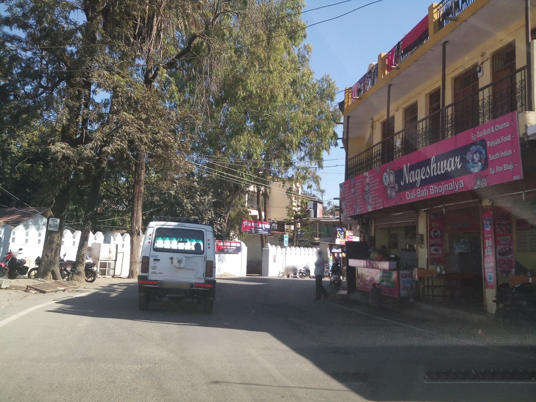 Street view near Hotel Neelkanth, Ābu — © shravan91 (CC BY-SA · Mapillary)