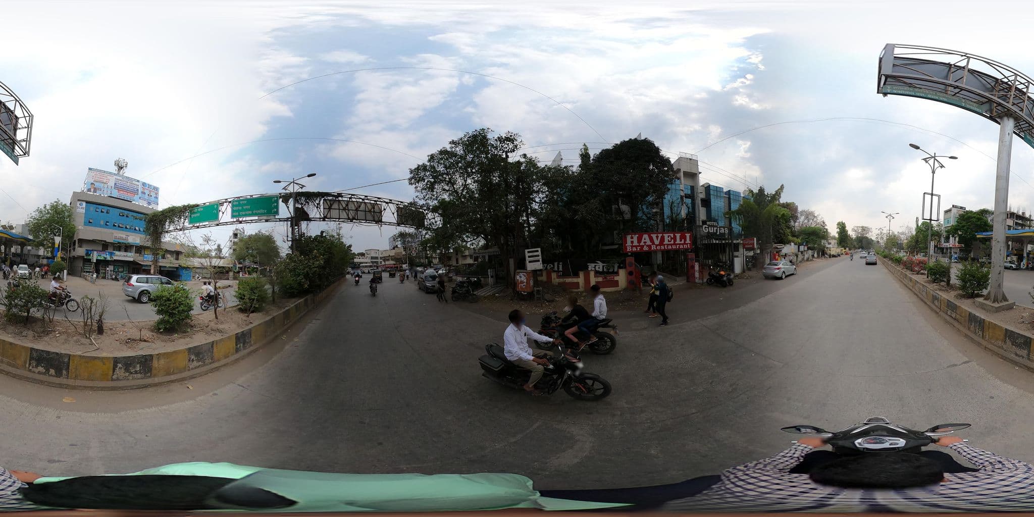Street view near Hotel Oberoi, Aurangabad — © HimanshuDeshpande (CC BY-SA · Mapillary)