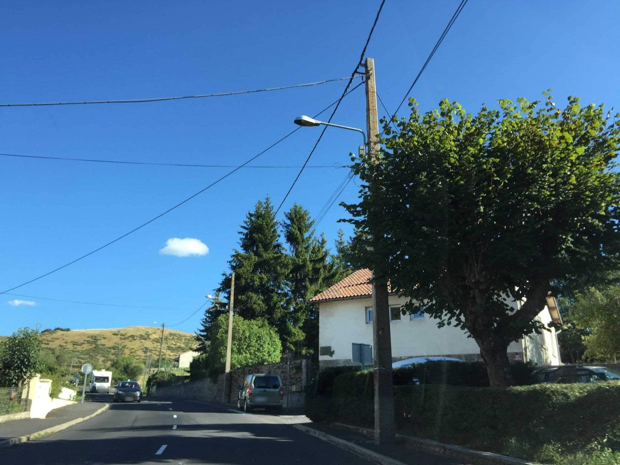 Street view near Le Par'Ici, Saugues — © geraldchatagnon (CC BY-SA · Mapillary)